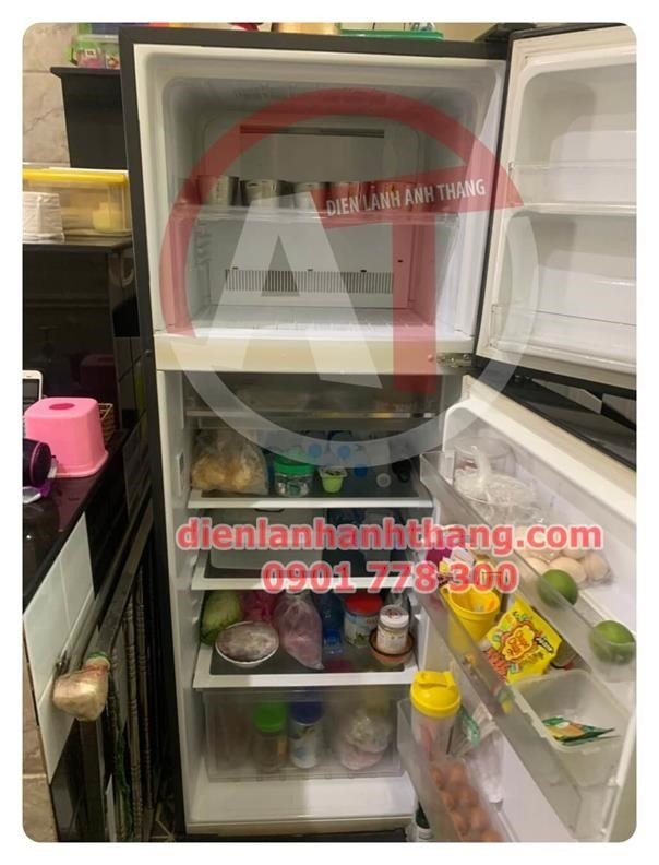 Đựng thức ăn quá nhiều trong tủ lạnh là một trong những nguyên nhân khiến tủ lạnh không lạnh