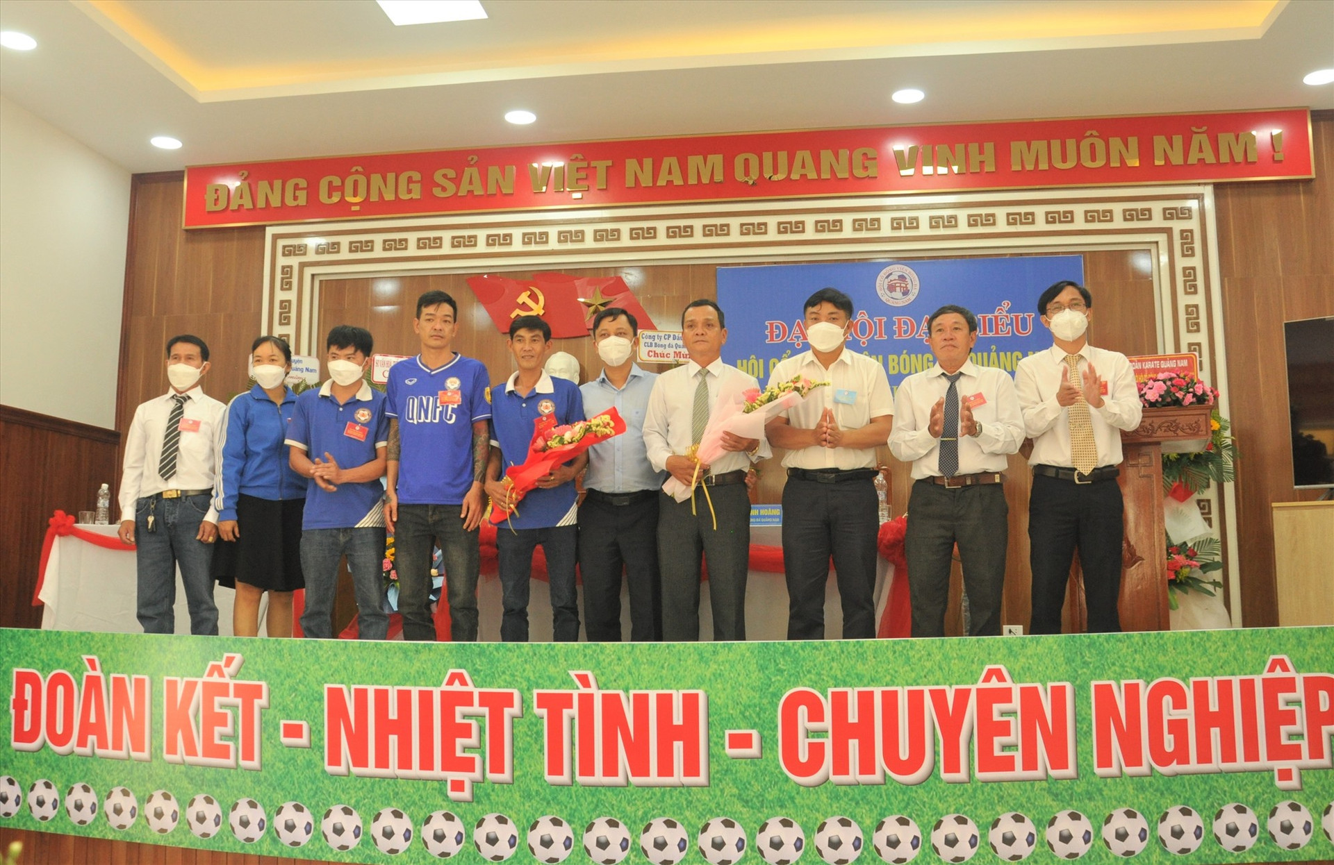 Lãnh đạo Sở VH-TT&DL tặng hoa chúc mừng Ban chấp hành khóa mới Hội cổ động viên bóng đá Quảng Nam. Ảnh: T.V
