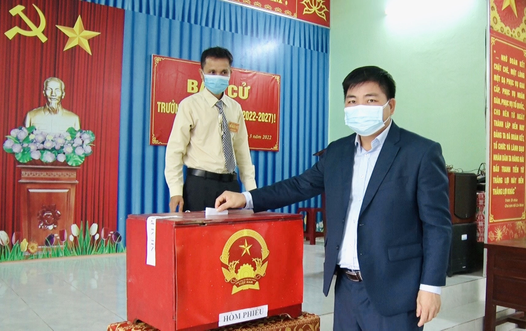 Chủ tịch UBND huyện Nông Sơn - Nguyễn Văn Hòa bỏ phiếu bầu cử trưởng thôn tại điểm bầu cử thôn Trung Hạ (Quế Trung, Nông Sơn). Ảnh: TÂM LÊ