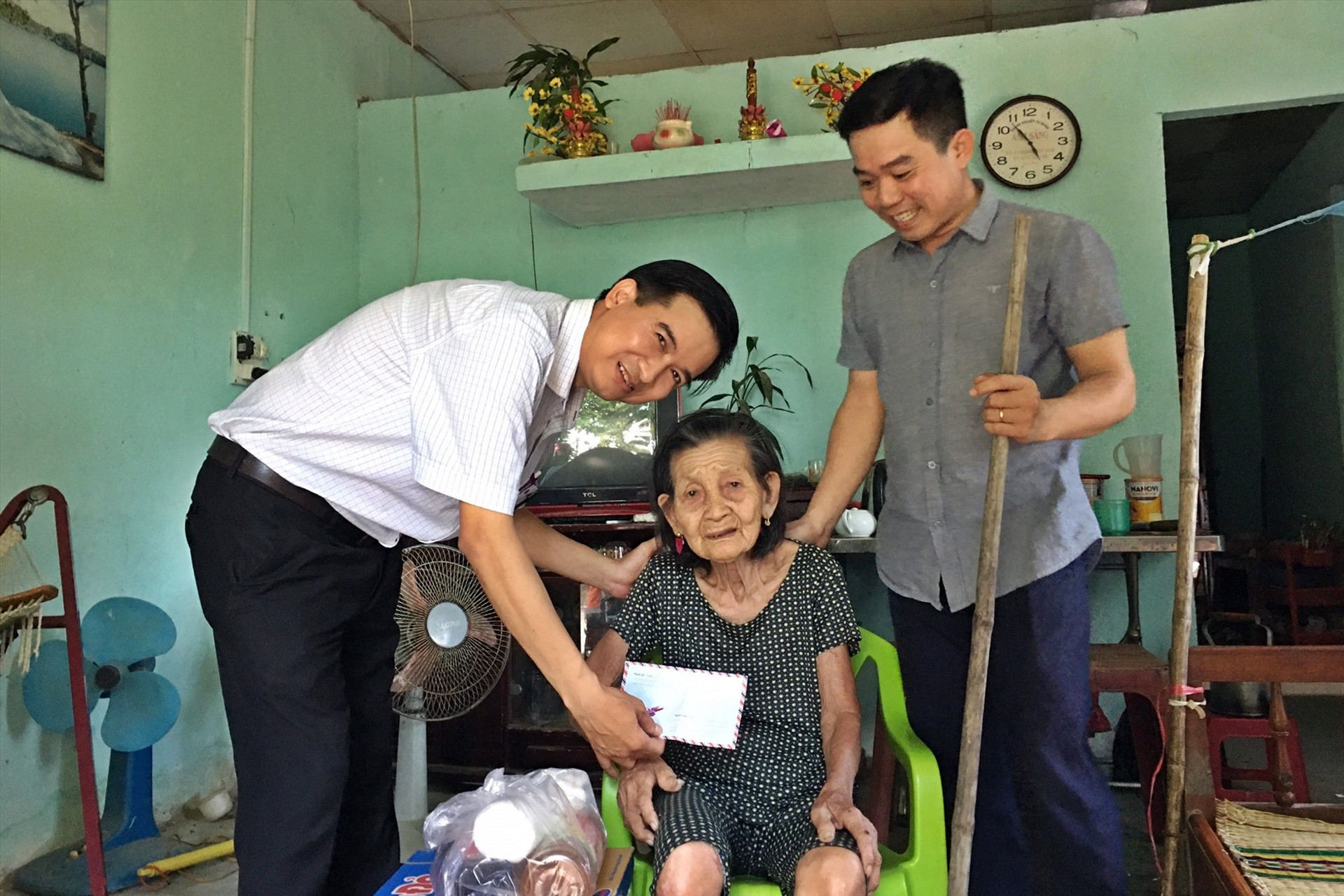 Ngoài nhiệm vụ chuyên môn, Tòa án Nhân dân huyện Phú Ninh luôn chú trong công tác đền ơn đáp nghĩa, các hoạt động thiện nguyện. Ảnh: Đ.C