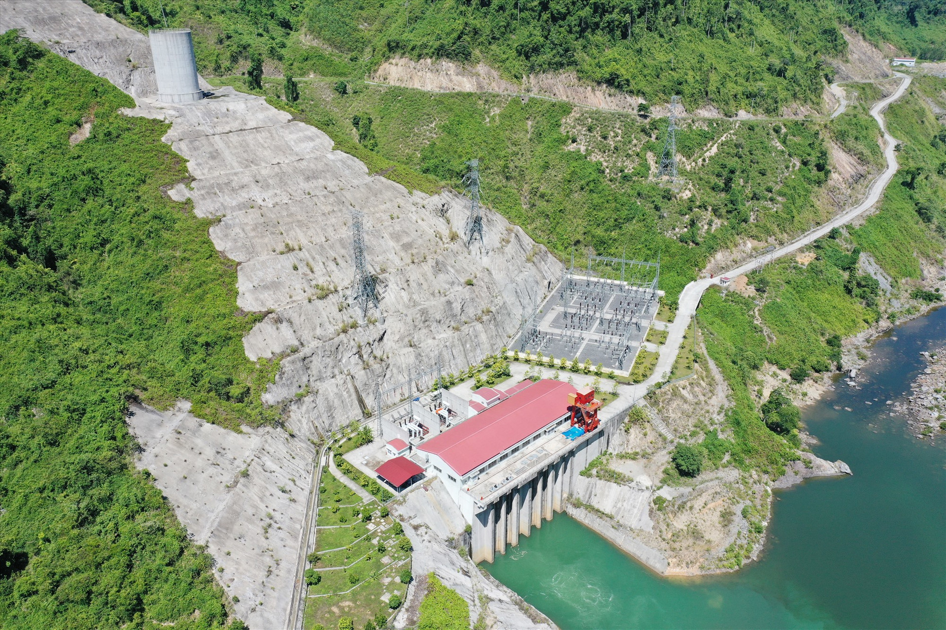Nhà máy điện Sông Bung 4 trên dòng sông Bung. Ảnh: QUẾ LÂM