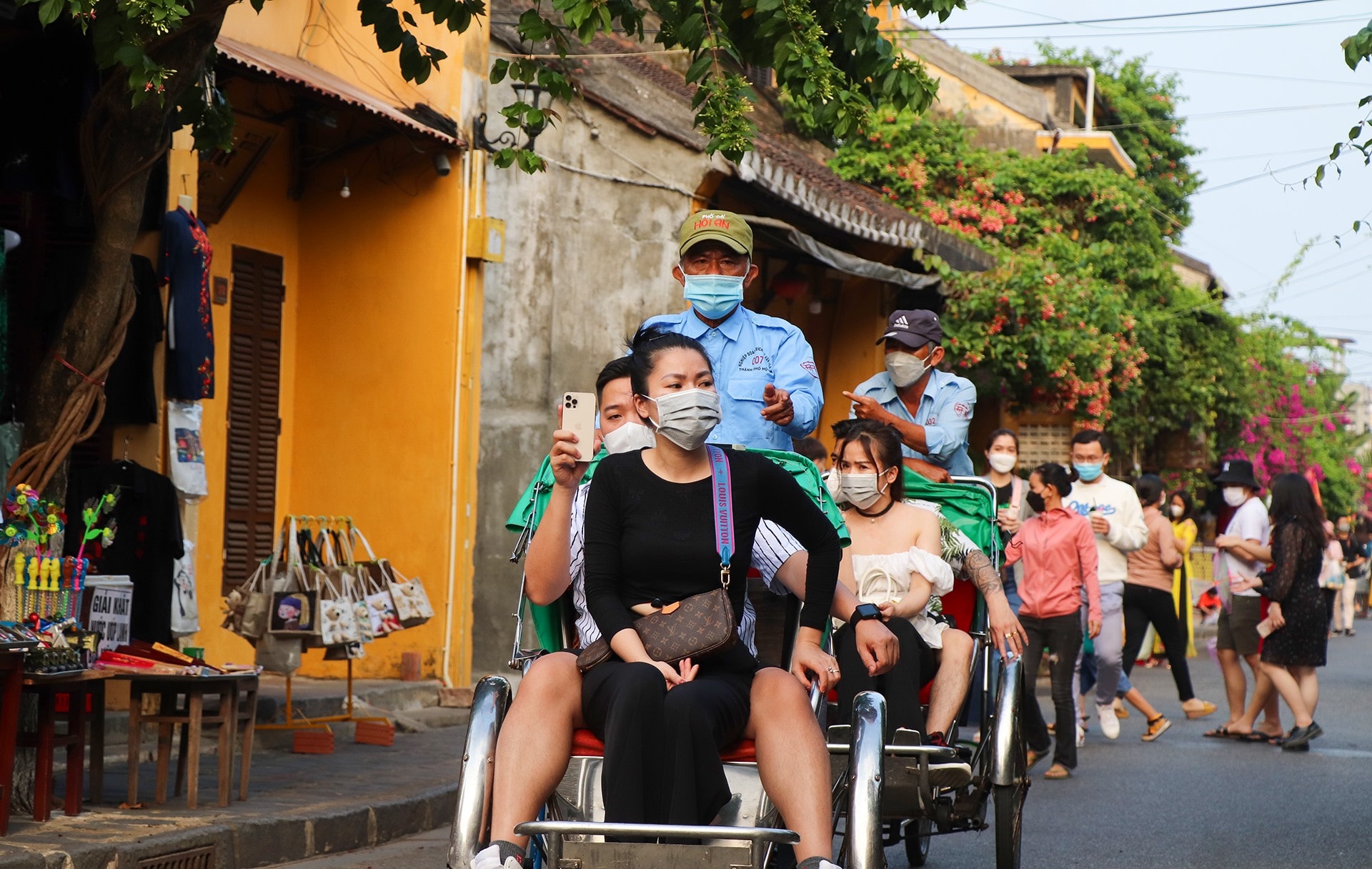 Ngày cuối tuần, thời tiết tại Hội An có nắng đẹp nên thích hợp cho du khách tham quan phố cổ bằng việc ngồi xích lô.