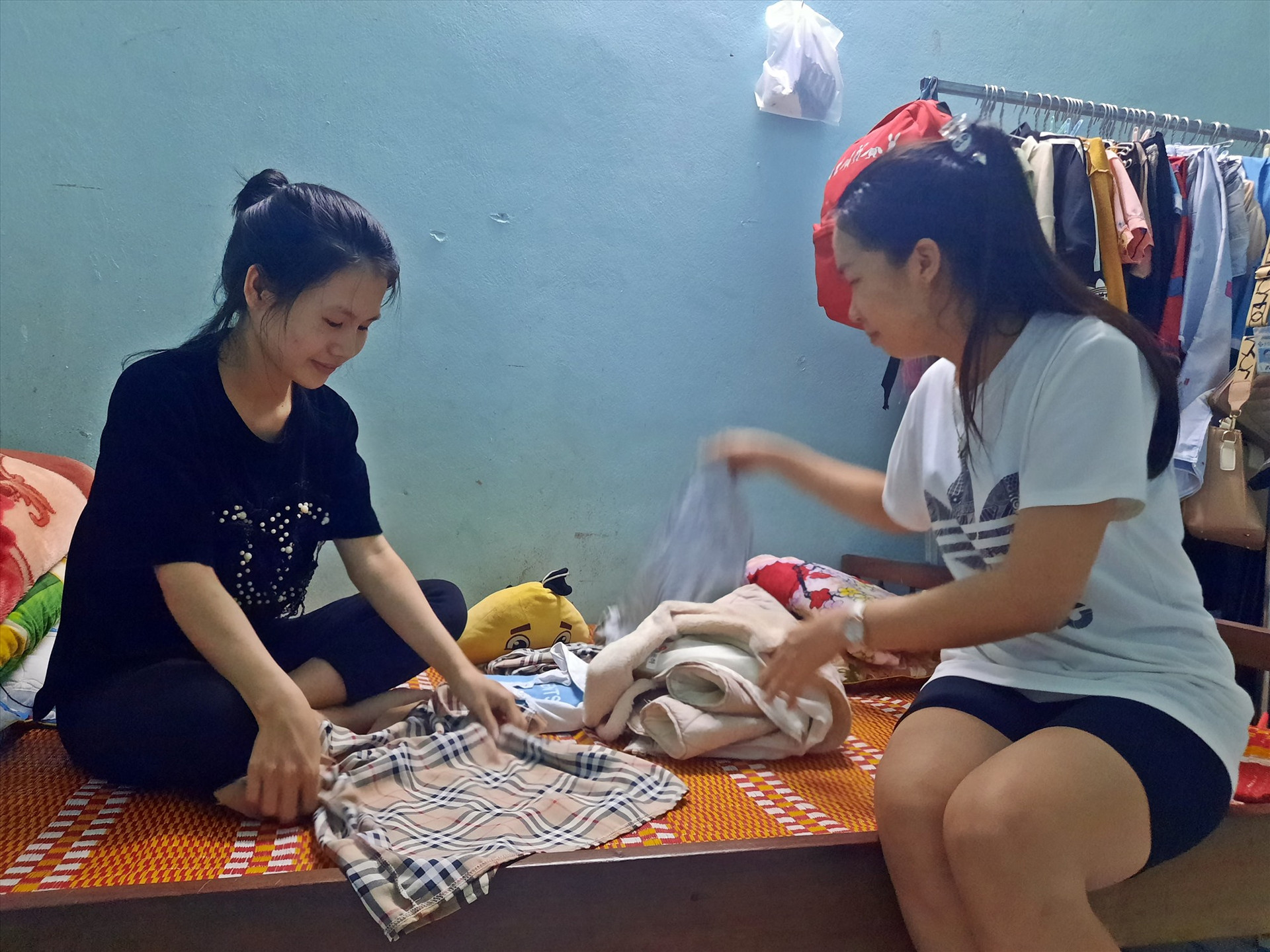 Nhiều công nhân như Trần Thị Thu Thủy đang mong mỏi chính sách hỗ trợ tiền thuê nhà trọ sẽ sớm được triển khai. Ảnh: Đ.L