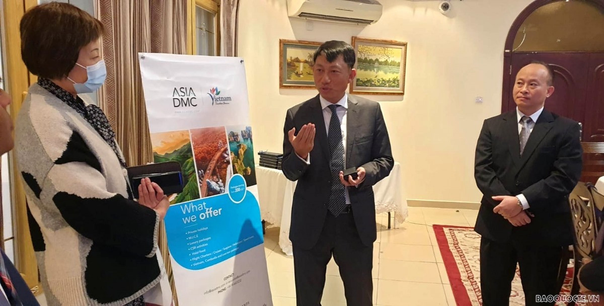 Ambassador Tran Duc Hung (L) exchanges views with representatives of travel firms attending the workshop. (Photo: baoquocte.vn)