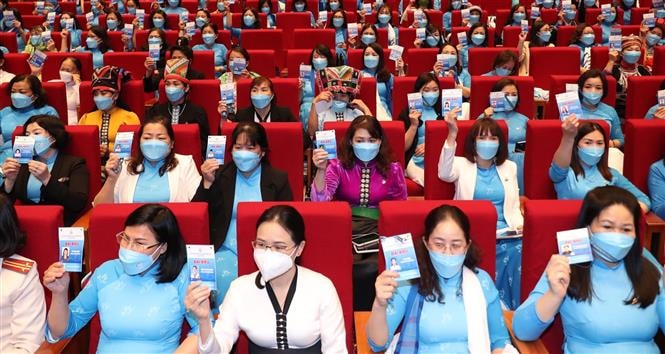 Các đại biểu biểu quyết thông qua đoàn Chủ tịch đại hội. Ảnh: TTXVN