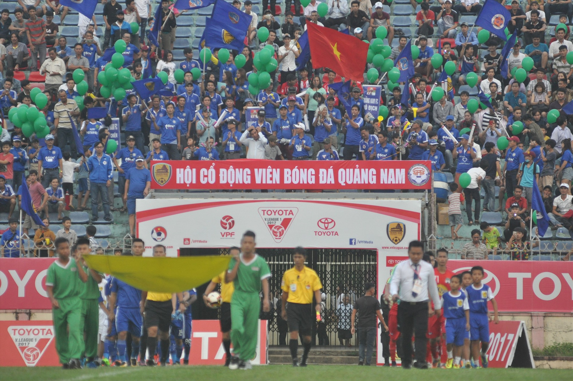 Hội CĐV bóng đá Quảng Nam nhiều năm trước đây luôn để lại ấn tượng với cách cổ động nhiệt tình. Ảnh: T.VY