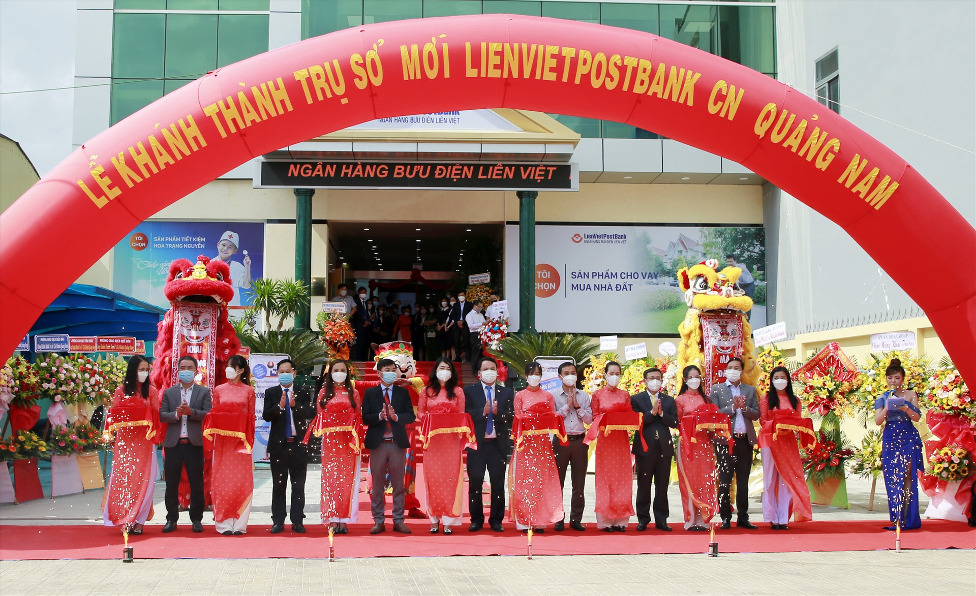 Các đại biểu cắt băng khánh thành chi nhánh Ngân hàng Bưu điện Liên Việt Quảng Nam.