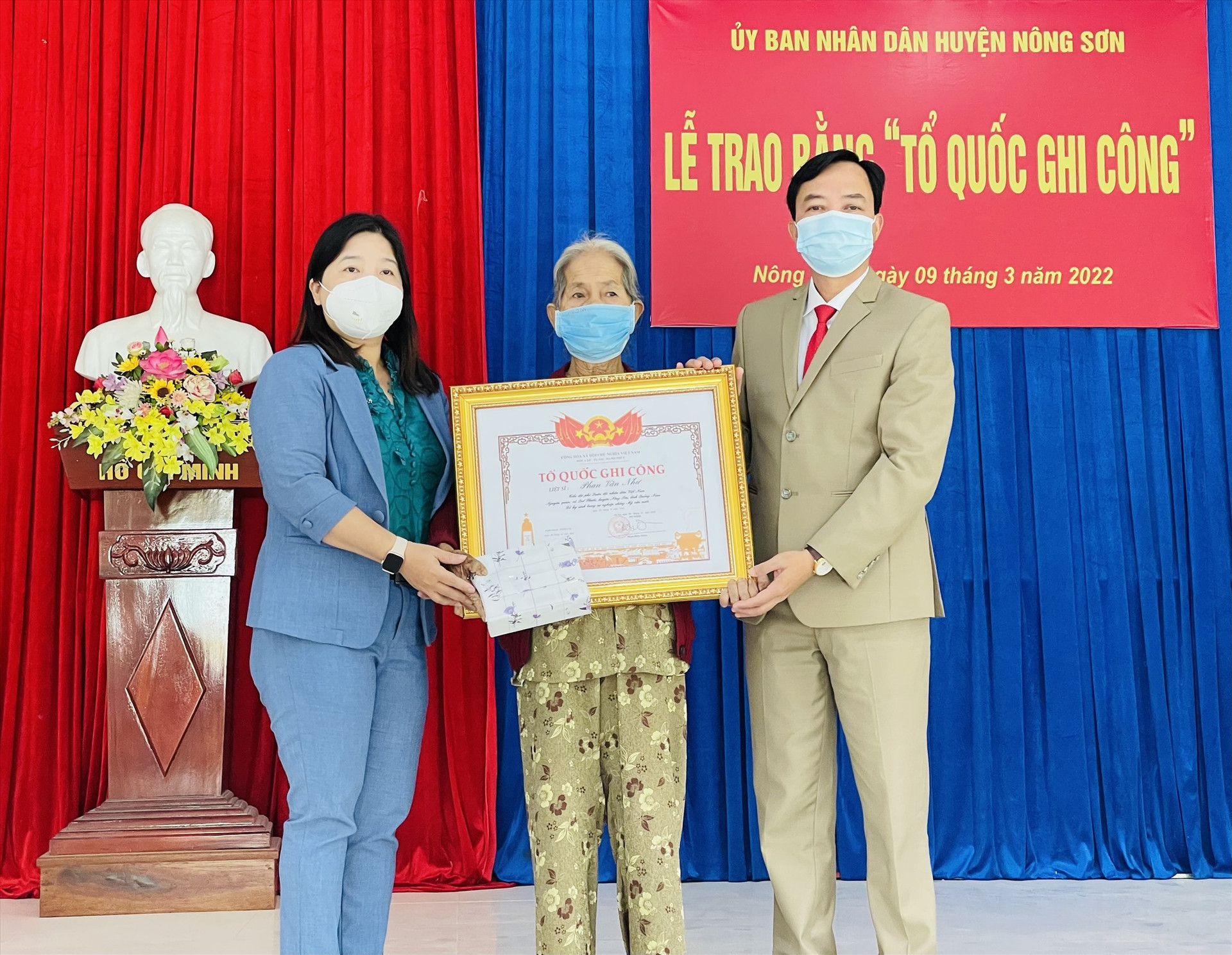Lãnh đạo huyện Nông Sơn trao Bằng “Tổ quốc ghi công” cho thân nhân gia đình Liệt sĩ Phan Văn Như. Ảnh: TÂM LÊ