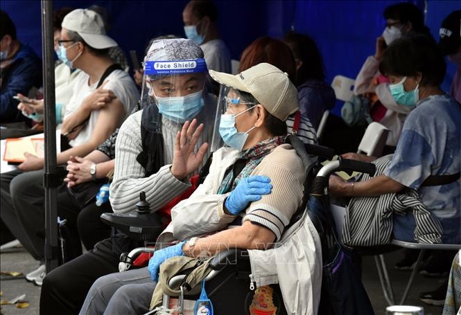 Người dân tại một điểm tiêm vaccine phòng Covid-19 ở Hong Kong, Trung Quốc, ngày 4-3-2022. Ảnh: THX/TTXVN