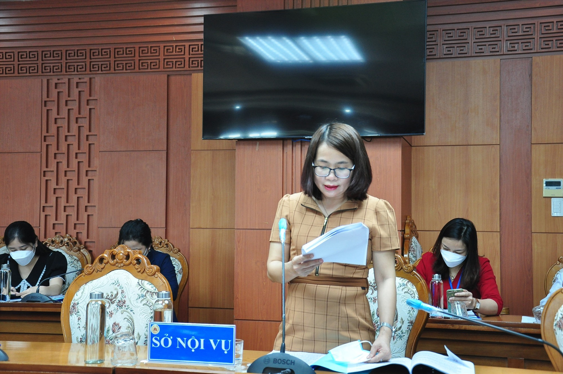 Bà Trần Thị Kim Hoa - Giám đốc Sở Nội vụ trình bày dự thảo các nghị quyết. Ảnh: V.A