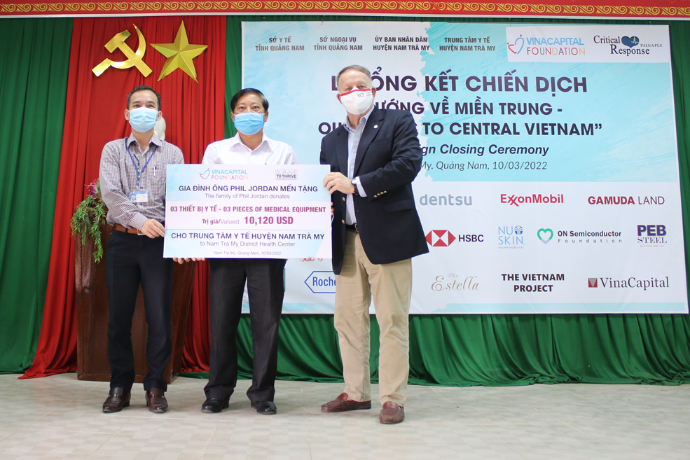 Đại diện VCF thay mặt ông Phil Jordan trao tặng bảng tài trợ thiết bị cấp cứu sơ sinh cho TTYT huyện Nam Trà My.