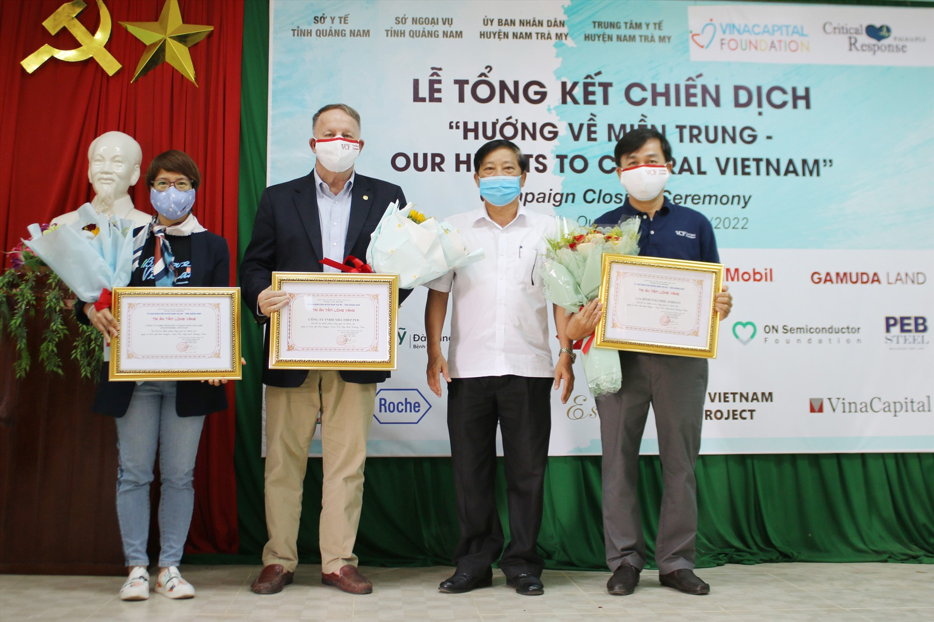 Lãnh đạo UBND huyện Nam Trà My trao tặng chứng nhận tài trợ cho đại diện các nhà tài trợ của chiến dịch.