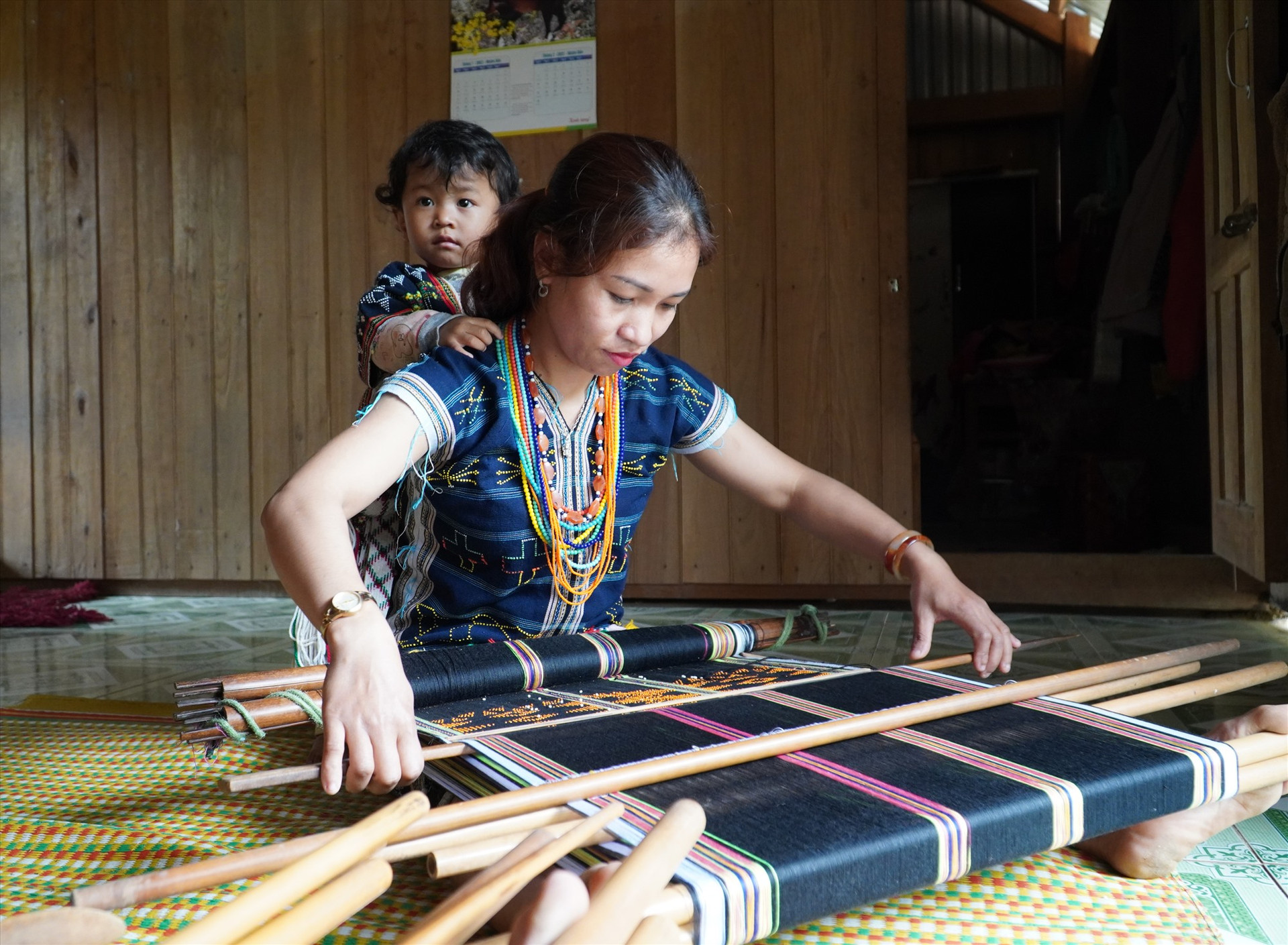 Vùng cao Quảng Nam cần gắn phong trào toàn dân đoàn kết xây dựng đời sống văn hóa với bảo tồn các giá trị văn hóa truyền thống. Ảnh: HỒ QUÂN