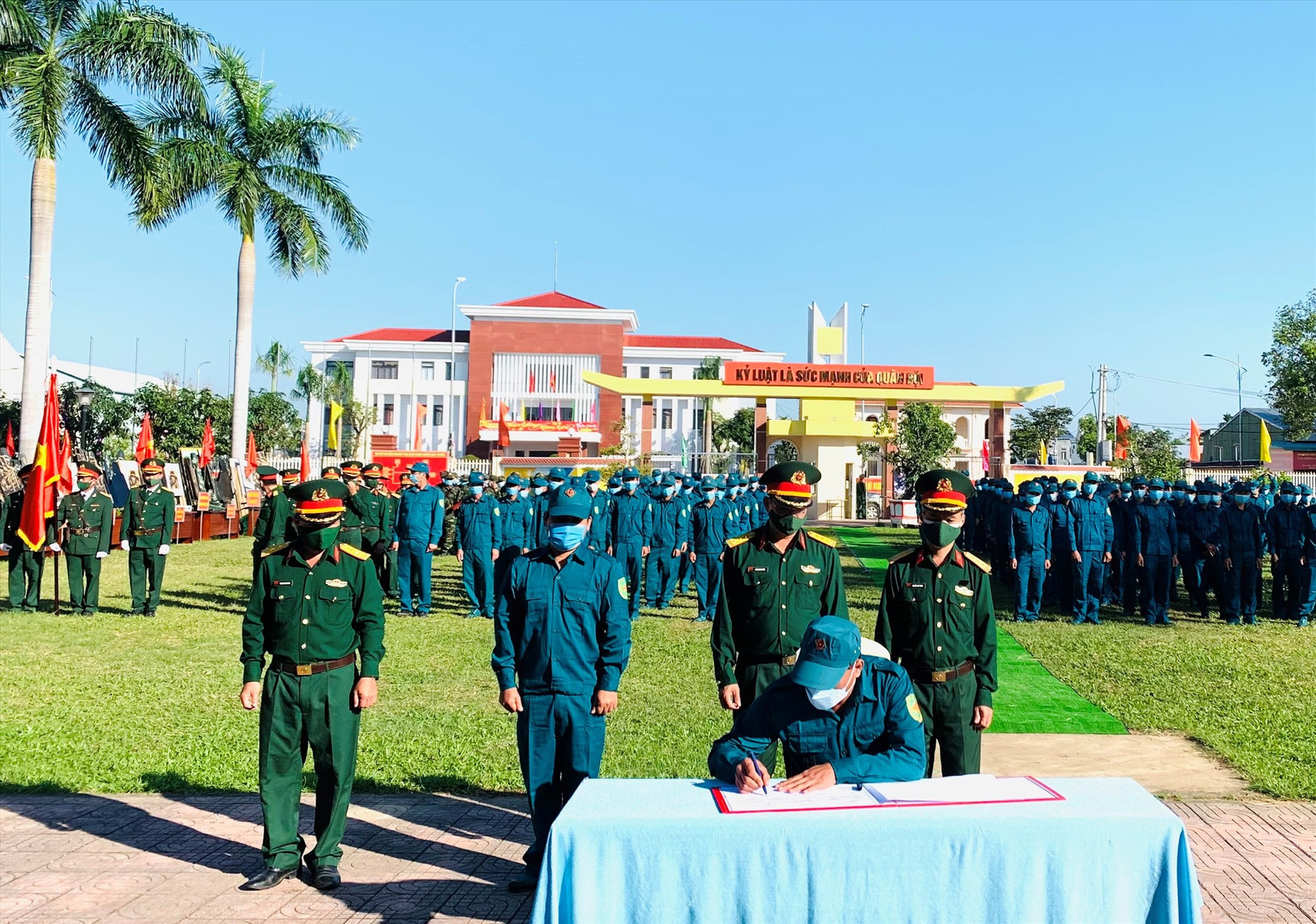 Lực lượng vũ trang huyện Duy Xuyên ký cam kết thể hiện quyết tâm nâng cao chất lượng công tác huấn luyện năm 2022. Ảnh: T.L