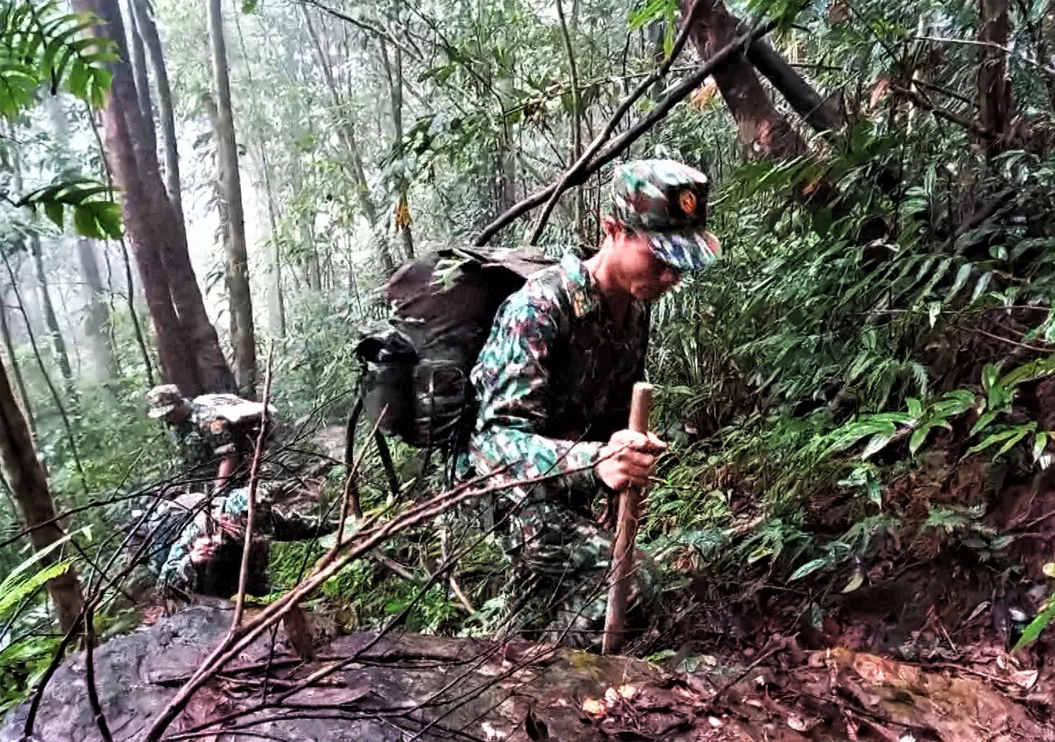 Các chiến sĩ biên phòng vượt núi tuần tra trong thời tiết mưa phùn. Ảnh: N.K