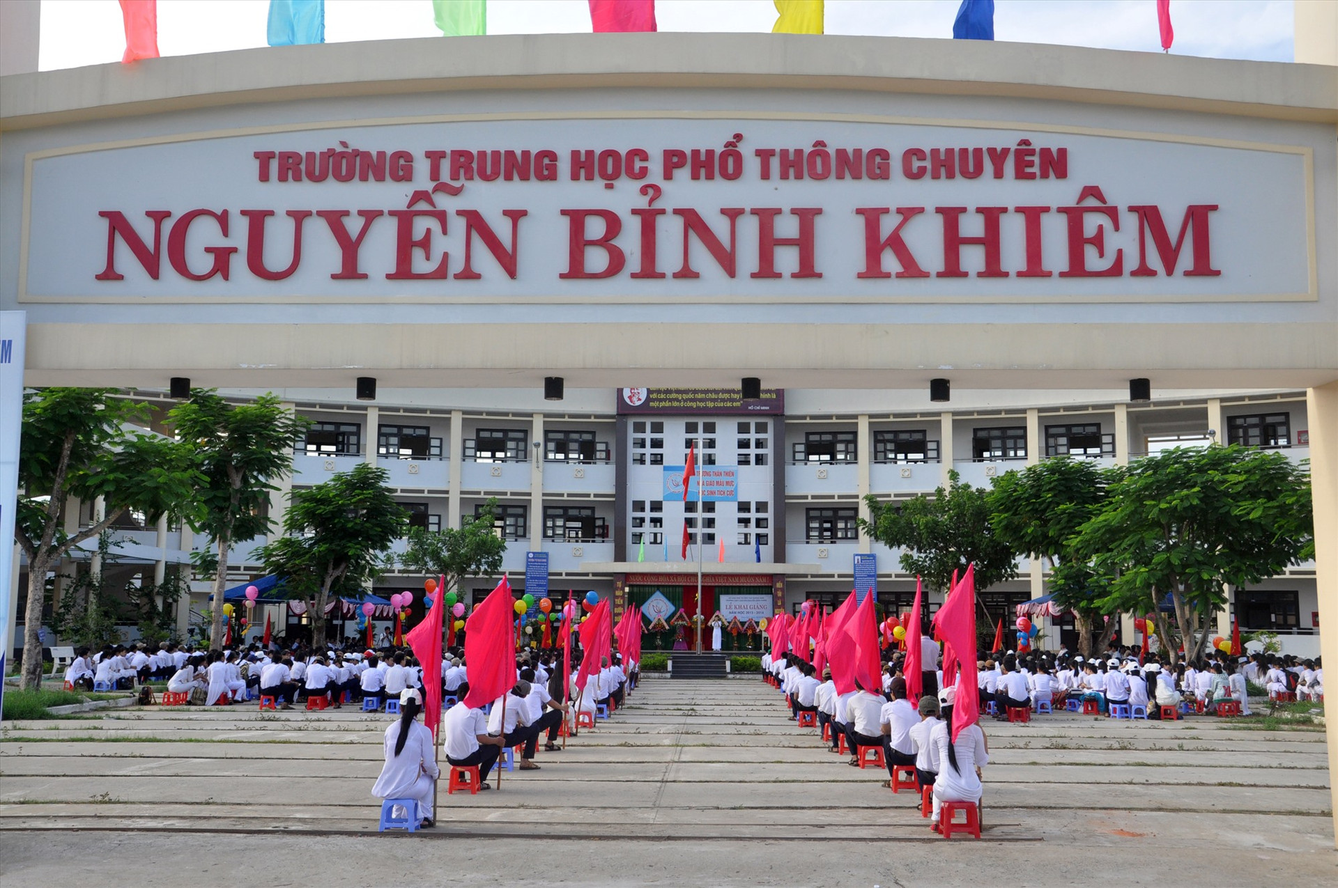 Trường THPT chuyên Nguyễn Bỉnh Khiêm sau 20 năm thành lập đã góp phần đào tạo, bồi dưỡng nguồn nhân lực chất lượng cao cho tỉnh và cả nước. Ảnh: X.P