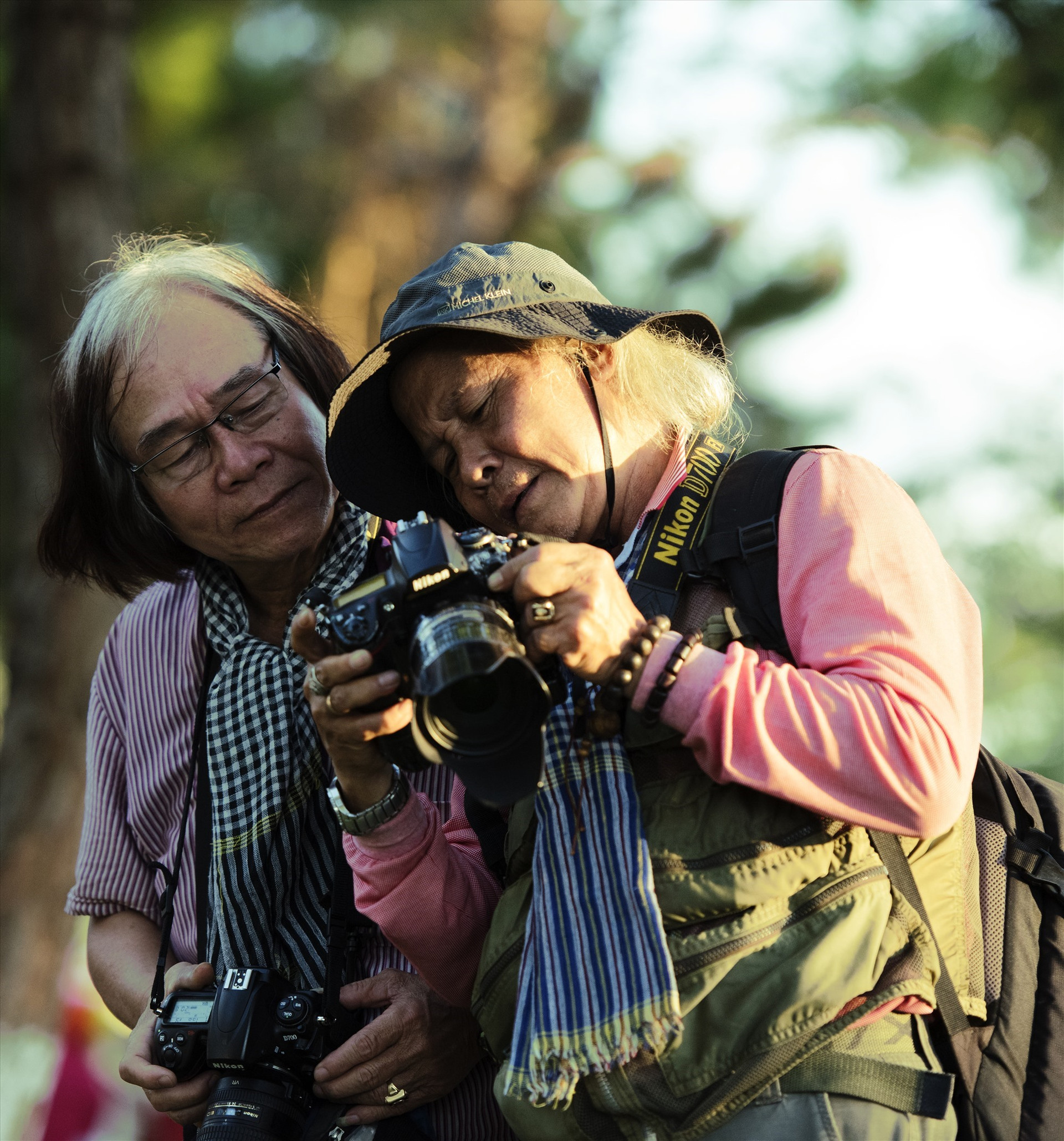 Niềm vui của nghệ sĩ nhiếp ảnh Quảng Nam trong chuyến công tác Tây Nguyên năm 2018.