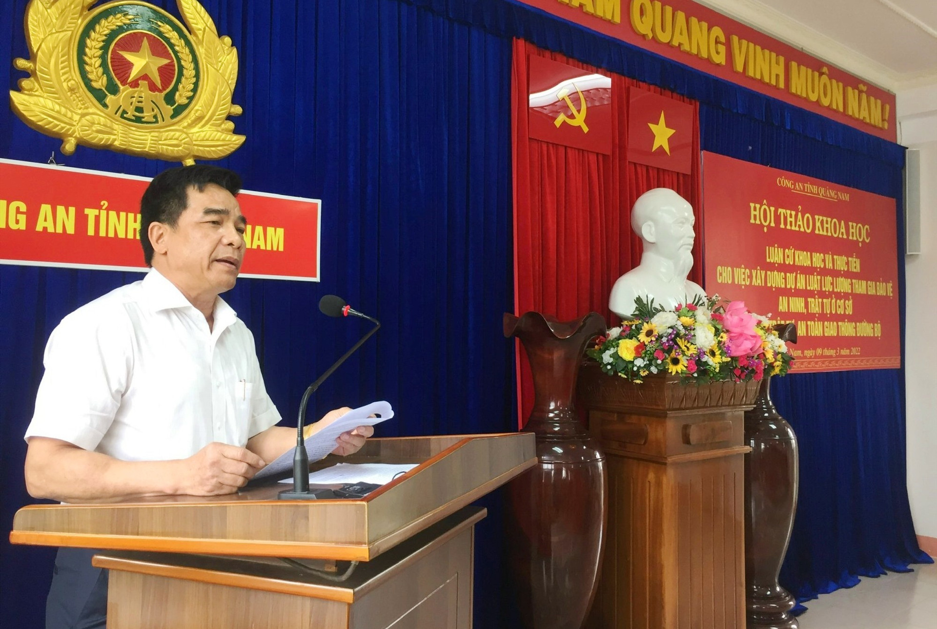 Đồng chí Lê Văn Dũng, Phó Bí thư thường trực Tỉnh ủy, Trưởng Đoàn đại biểu Quốc hội tỉnh Quảng Nam phát biểu tại Hội thảo