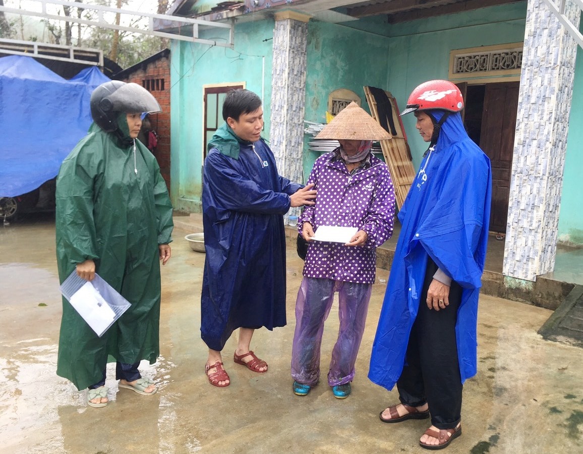 Ông Trần Công Hiệu (thứ hai từ bên trái) cùng cán bộ xã Tam Sơn thăm hỏi, động viên người dân bị thiệt hại do thiên tai năm 2020. Ảnh: H.G