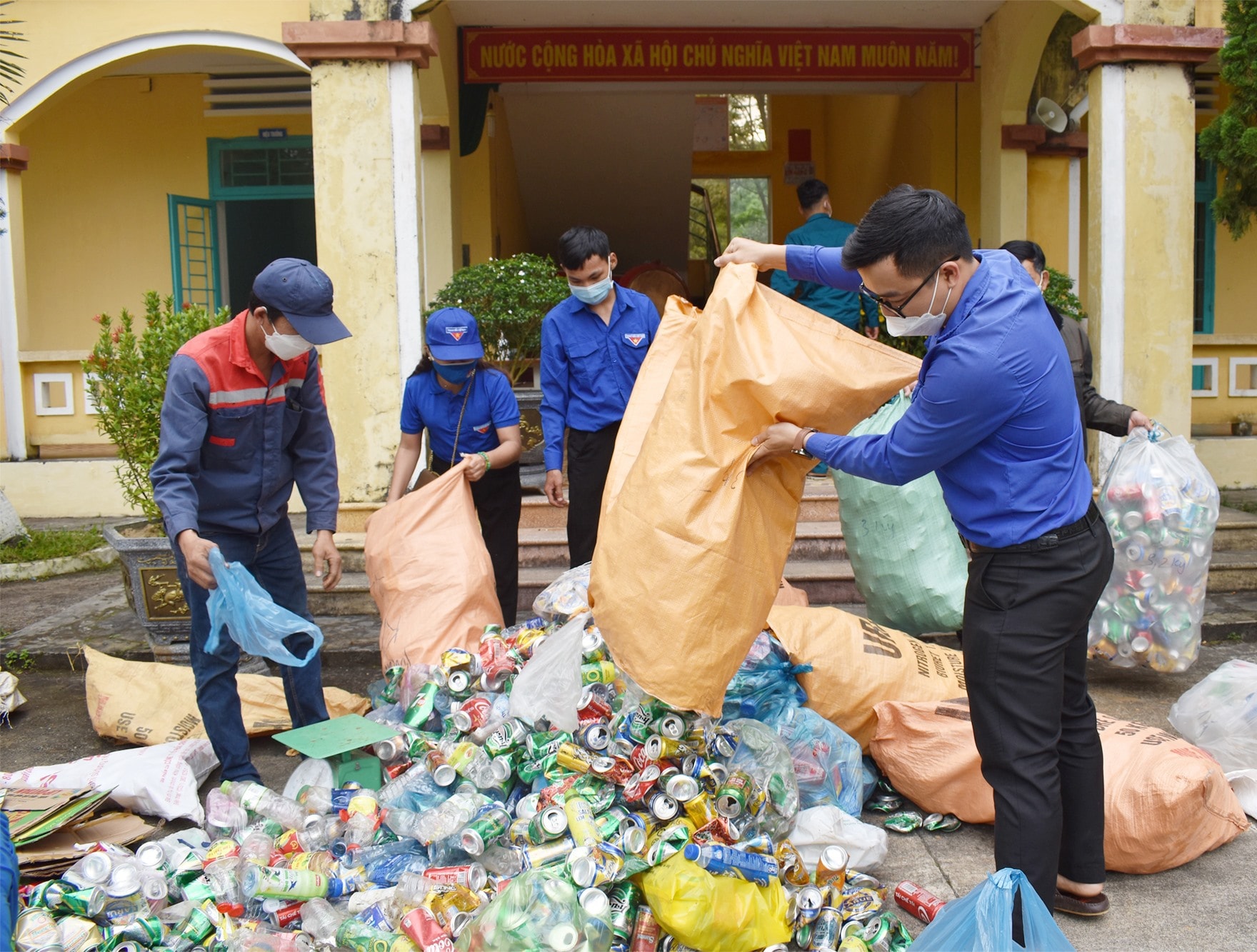 Các đoàn viên, thanh niên phân loại phế liệu trước khi đem bán lấy tiền gây quỹ. Ảnh: H.Q