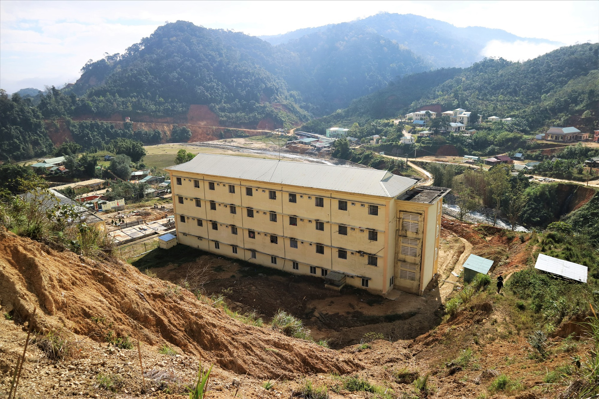 Hiện trạng sạt lở đất nghiêm trọng đe dọa công trình Trường THPT Võ Chí Công. Ảnh: ĐĂNG NGUYÊN