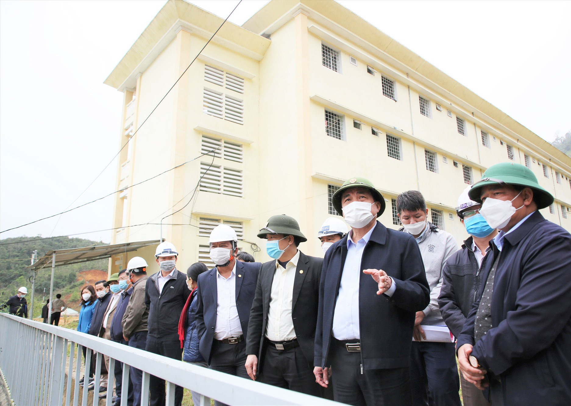 Bí thư Tỉnh ủy Phan Việt Cường kiểm tra hiện trạng sạt lở tại công trình Trường THPT Võ Chí Công. Ảnh: ĐĂNG NGUYÊN