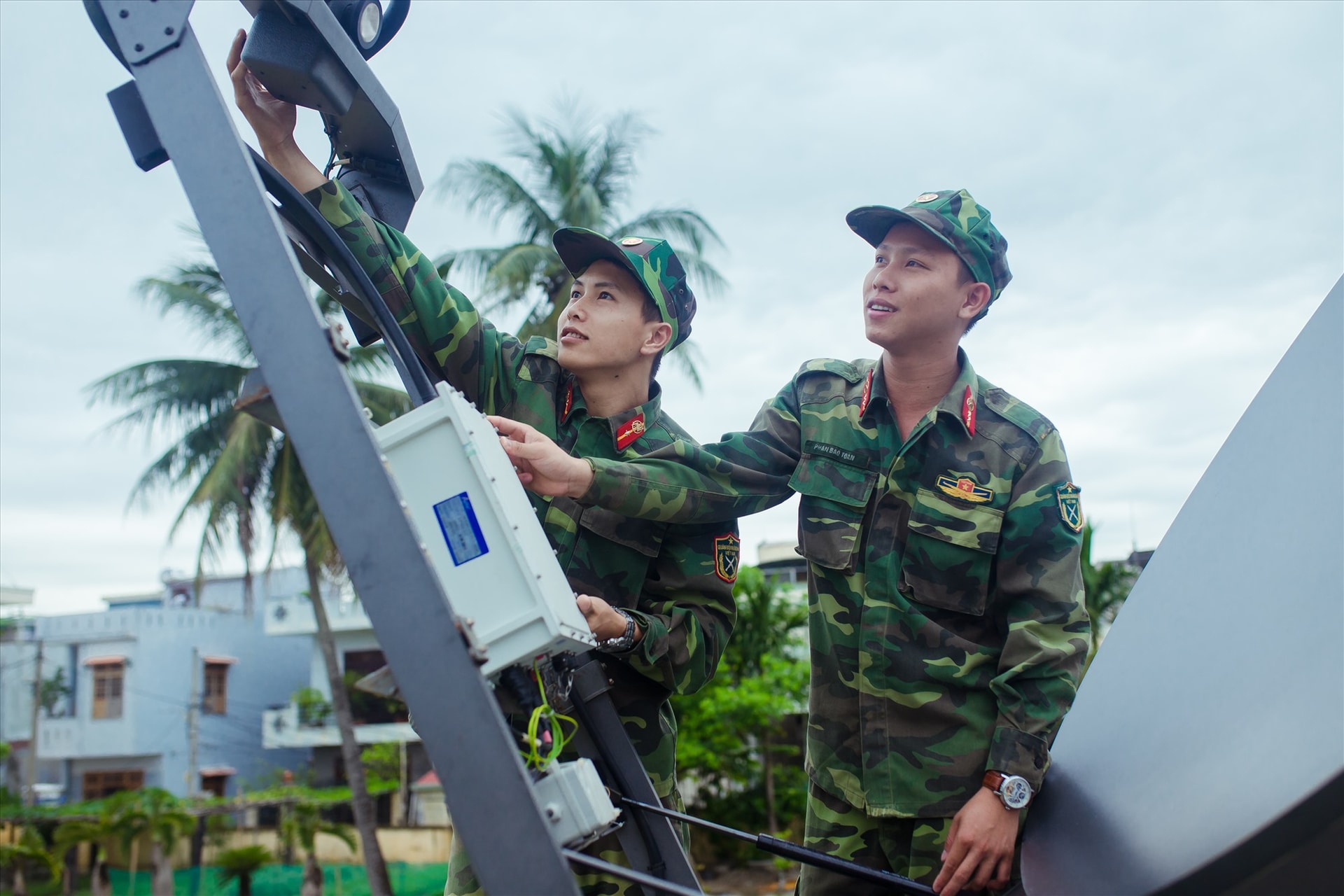 Cán bộ, chiến sĩ Lữ đoàn Thông tin 575 tăng cường huấn luyện làm chủ trang thiết bị. Ảnh: N.D