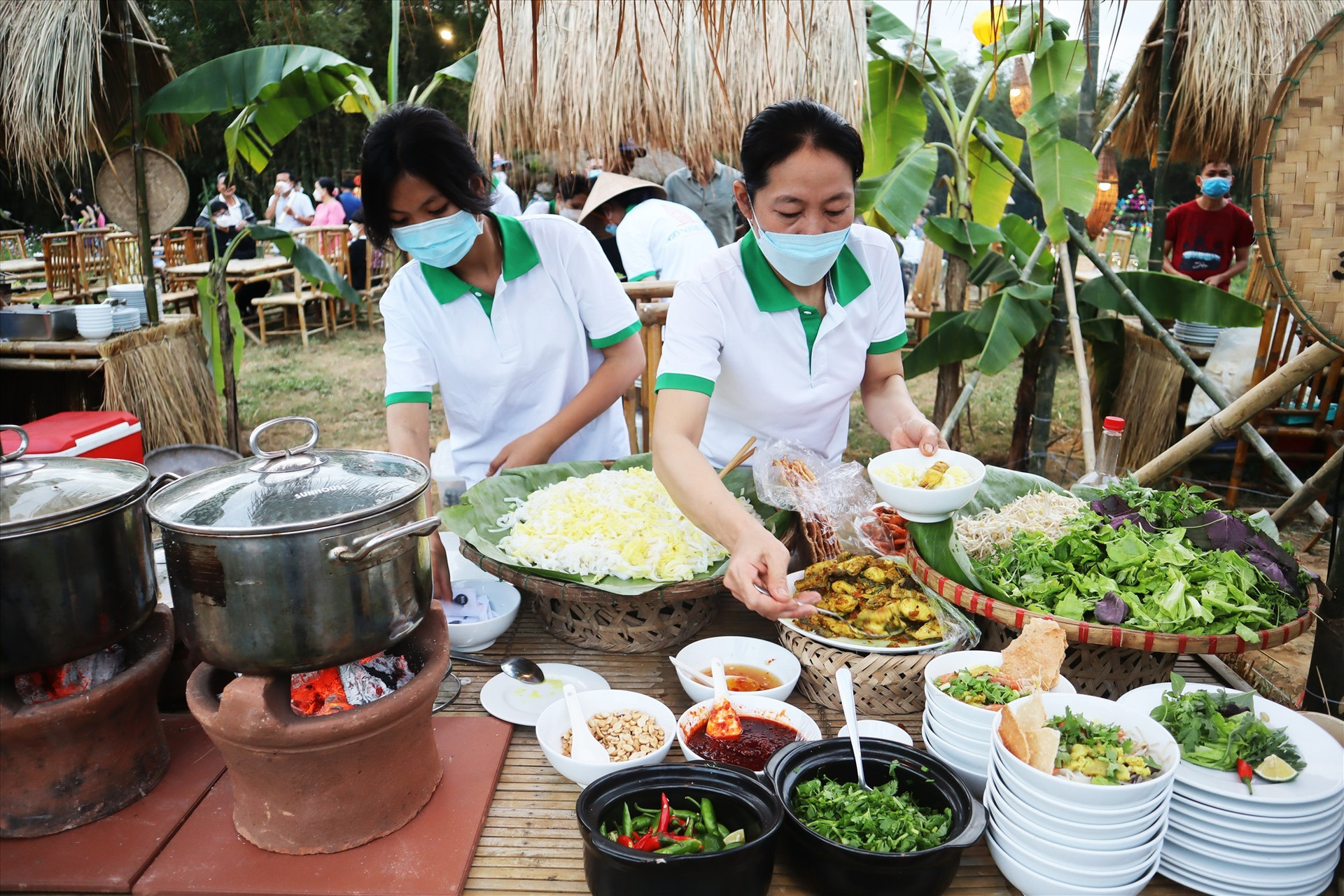 Ẩm thực phục vụ du khách tại làng du lịch cộng đồng Cẩm Phú. Ảnh: Quốc Tuấn