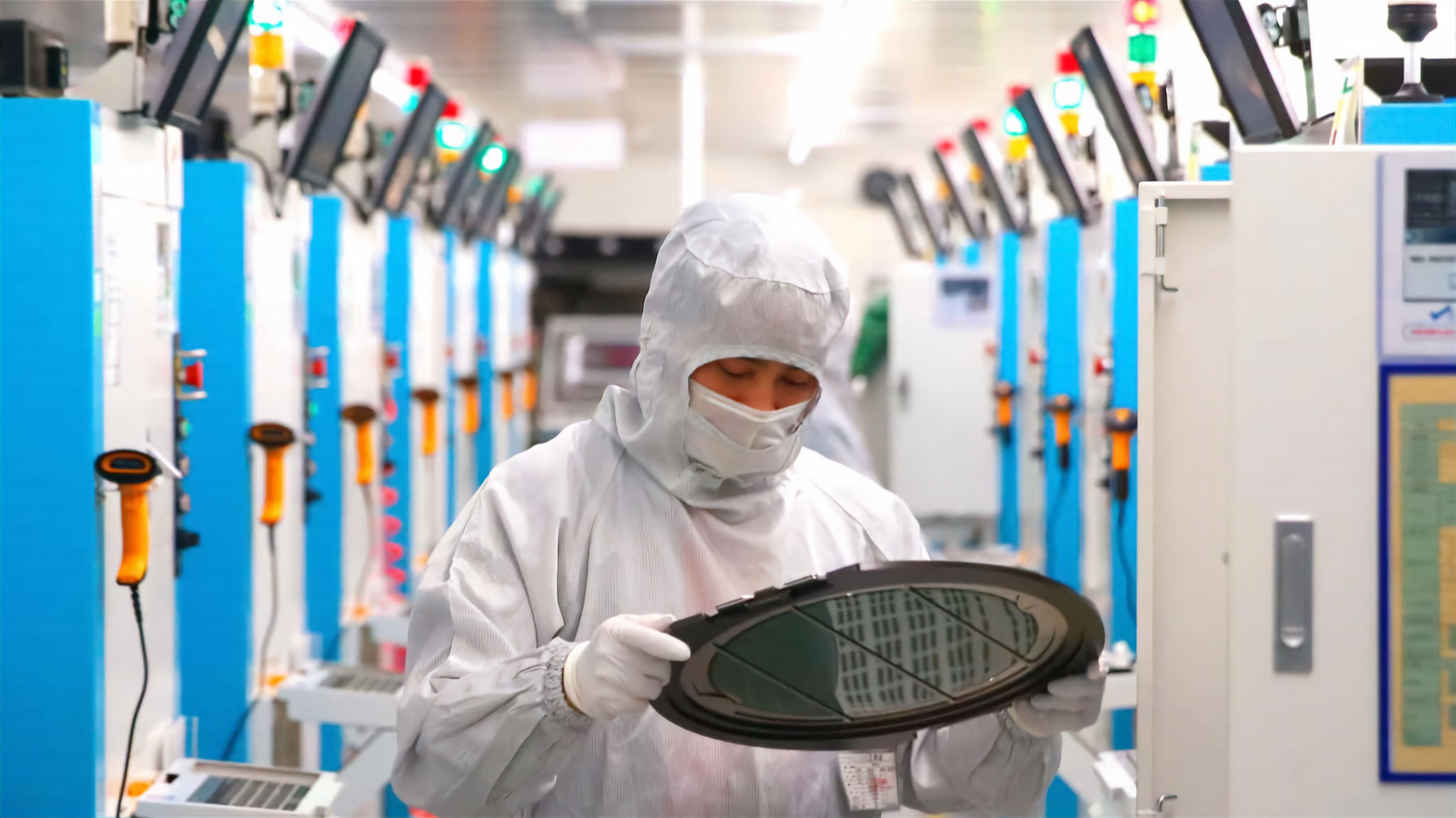 Dây chuyền sản xuất các tấm wafer silicon tại một nhà máy ở thành phố Gia Hưng, tỉnh Chiết Giang, Trung Quốc hồi tháng 5-2021. Ảnh: AP