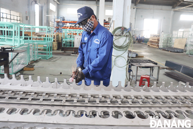 Công nhân sản xuất tại Công ty TNHH Sản xuất thương mại và Dịch vụ Huỳnh Đức (Khu Công nghiệp Hòa Khánh, quận Liên Chiểu). Ảnh: KHÁNH HÒA
