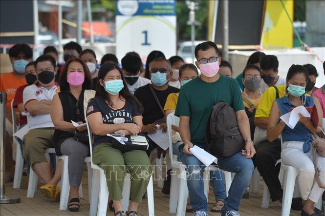 Người dân đợi tiêm chủng vaccine ngừa COVID-19 tại Bangkok, Thái Lan. Ảnh: THX/TTXVN
