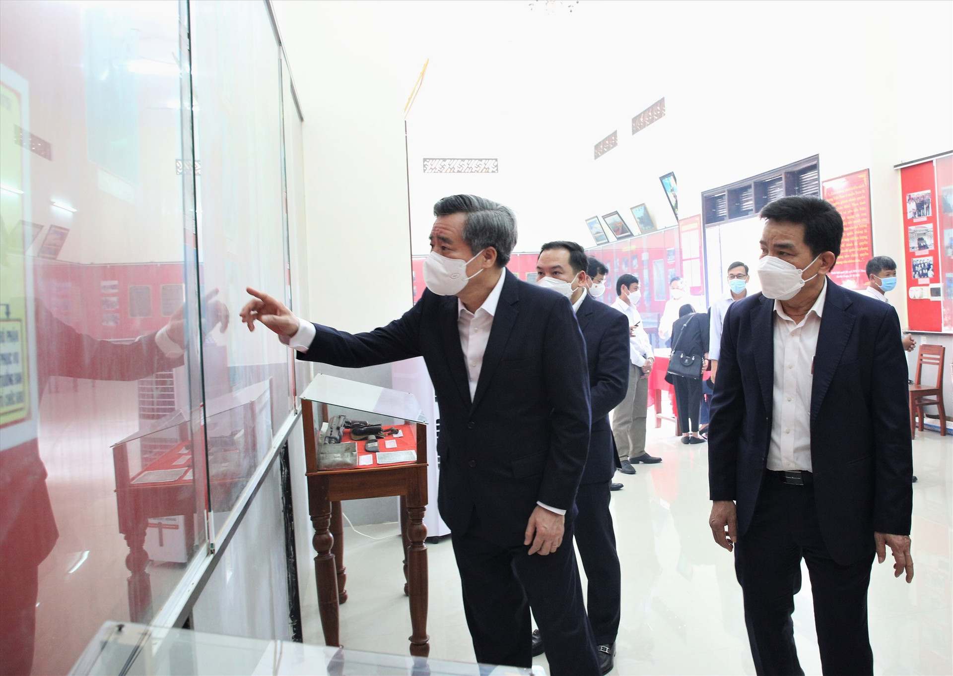 Phó Trưởng ban Tổ chức Trung ương Nguyễn Quang Dương và Phó Bí thư Thường trực Tỉnh ủy Lê Văn Dũng tham qua phòng trưng bày lịch sử tại Nhà lưu niệm