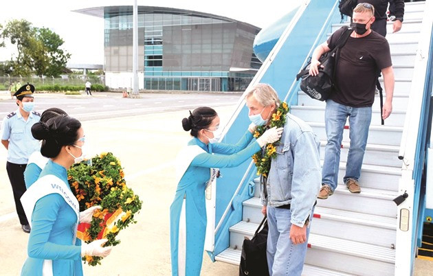 Các vị khách quốc tế đầu tiên trở lại Quảng Nam vào cuối năm 2021 bằng đường hàng không. Ảnh: Vietnam Airlines