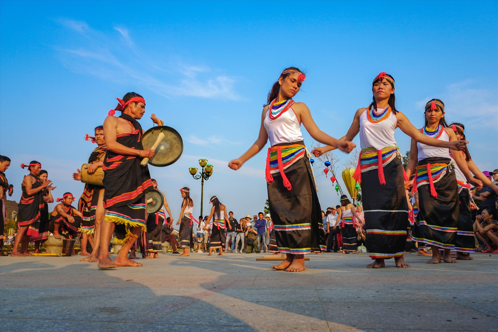 Điệu múa kađtấu của người Co tại sự kiện Ngày hội văn hóa các dân tộc thiểu số tỉnh Quảng Nam năm 2018 tổ chức tại Hội An. Ảnh: HUY NGUYỄN