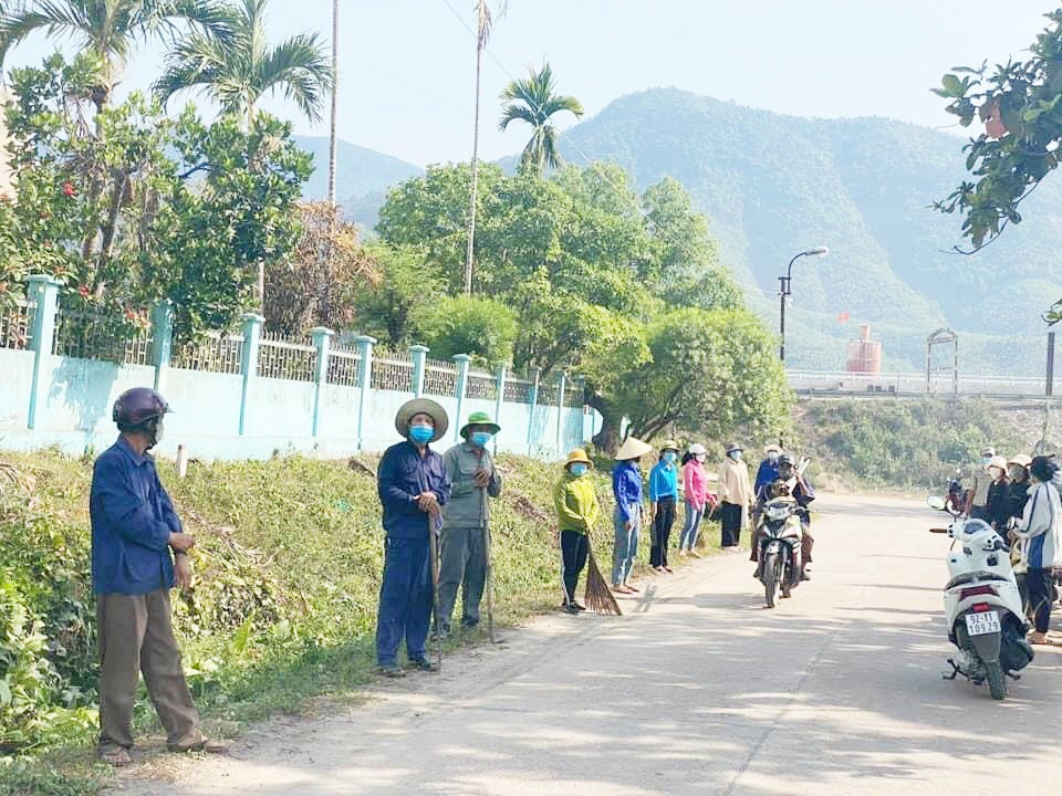 Đảng viên 213 ở thôn Nông Sơn (xã Quế Trung) tham gia dọn vệ sinh môi trường trên địa bàn thôn. Ảnh: NVCC
