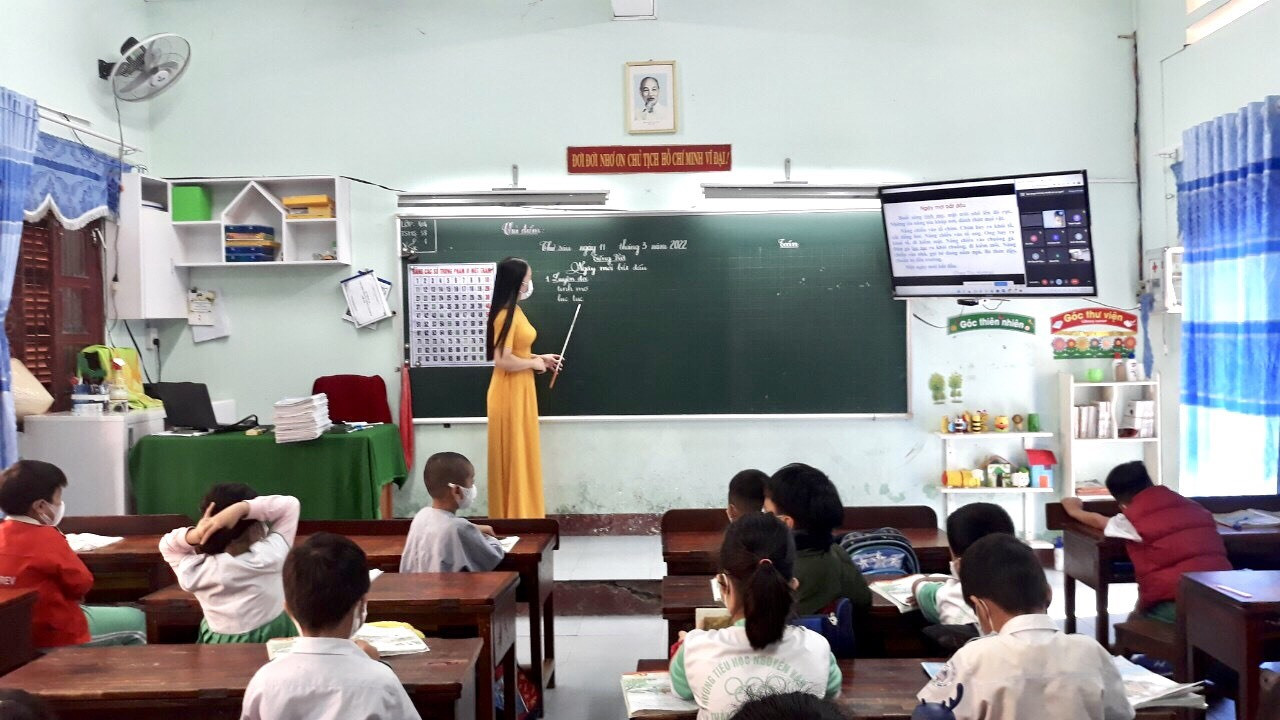 Dạy học trực tiếp và trực tuyến tại Trường Tiểu học Nguyễn Văn Trỗi (Tam Kỳ). Ảnh: V. LỘC