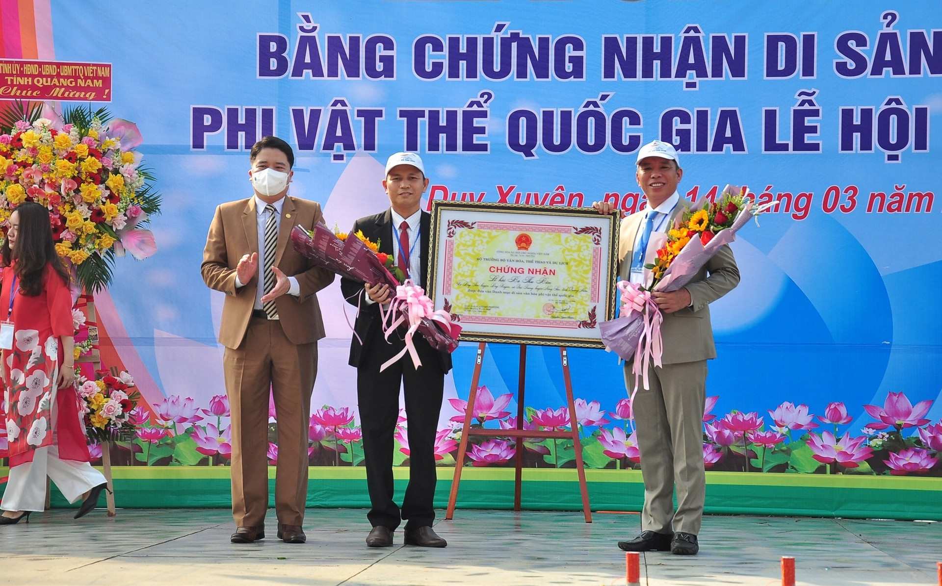 Phó Chủ tịch UBND tỉnh Trần Văn Tân trao bằng chứng nhận Di sản văn hóa phi vật thể cấp quốc gia Lễ hội Bà Thu Bồn cho lãnh đạo địa phương. Ảnh: S.Đ