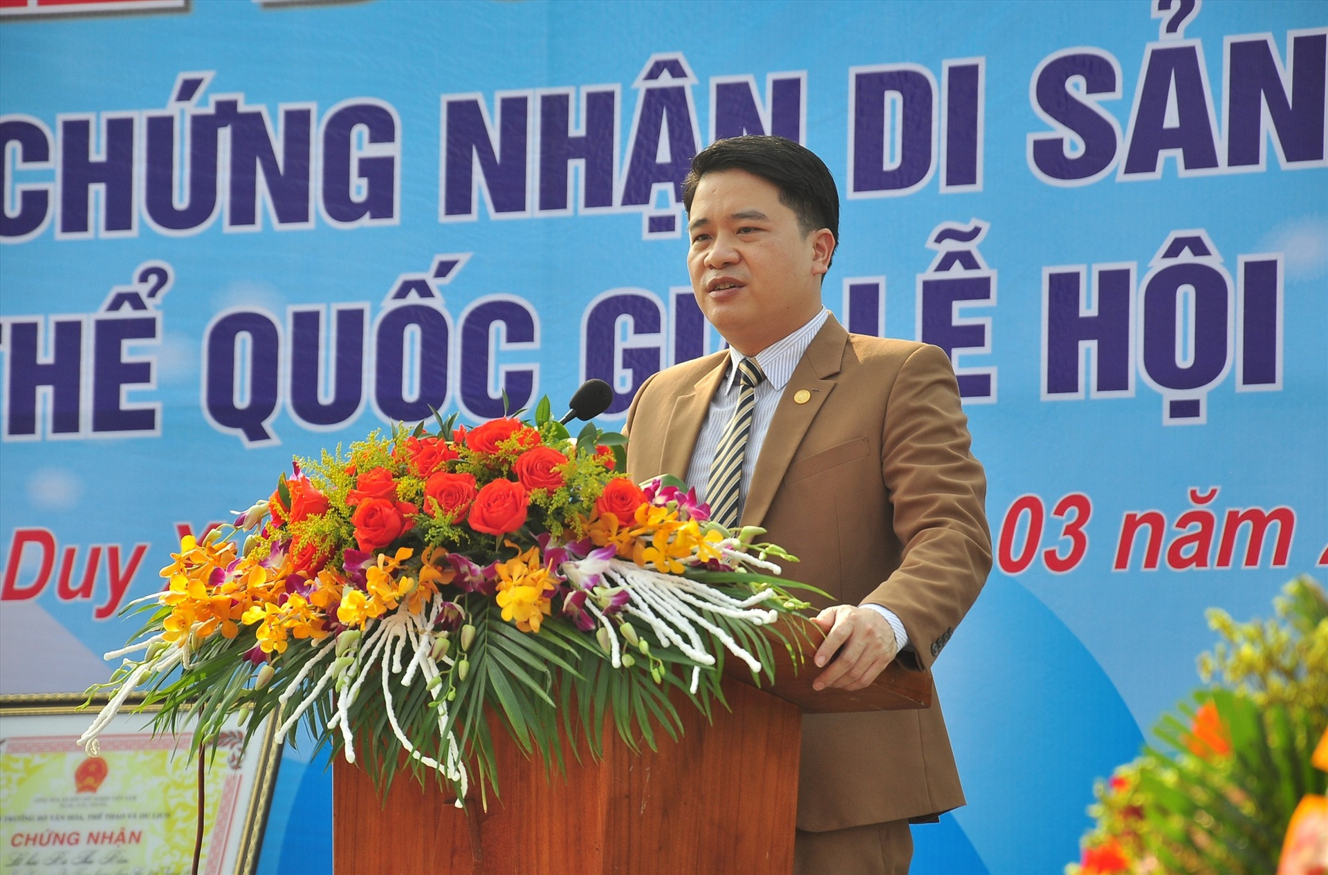 Phó Chủ tịch UBND tỉnh Trần Văn Tân phát biểu tại buổi lễ. Ảnh: S.Đ