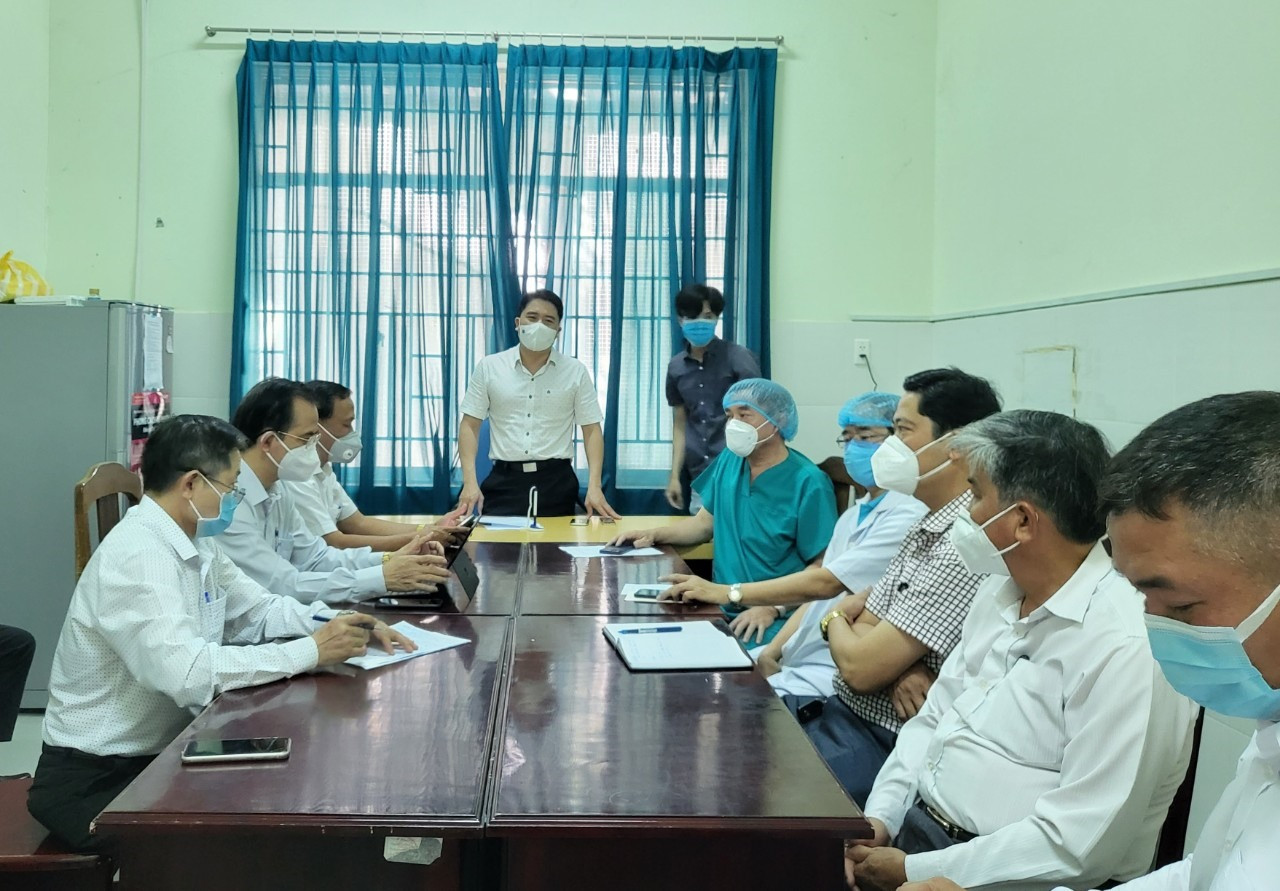 Phó Chủ tịch UBND tỉnh Trần Văn Tân kết luận tại buổi làm việc cùng Bệnh viện Đa khoa Quảng Nam. Ảnh: X.H