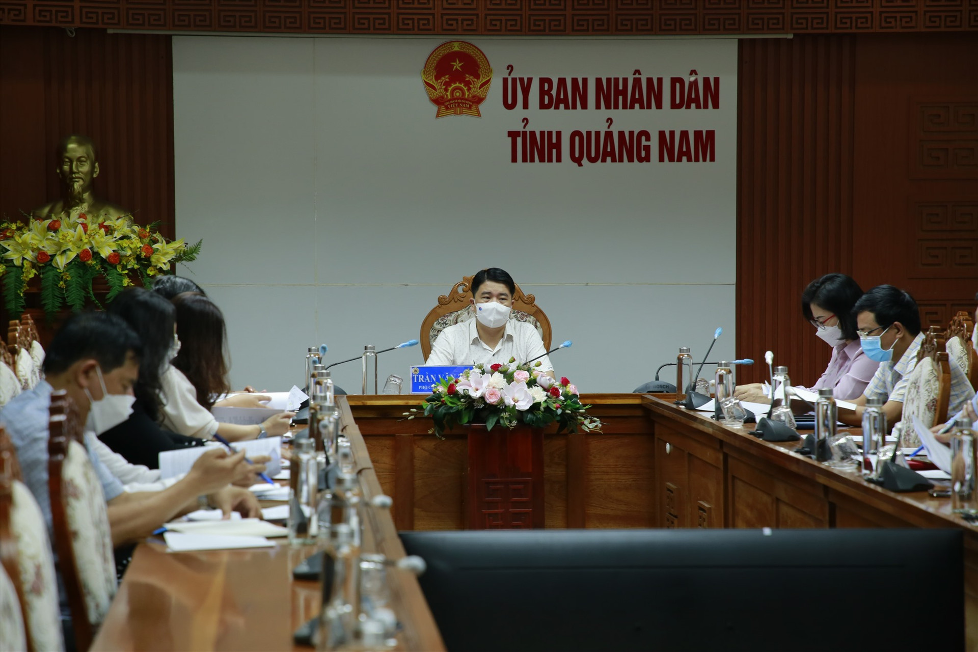 Phó Chủ tịch UBND tỉnh Trần Văn Tân chủ trì buổi làm việc sáng nay, 15.3. Ảnh: T.C