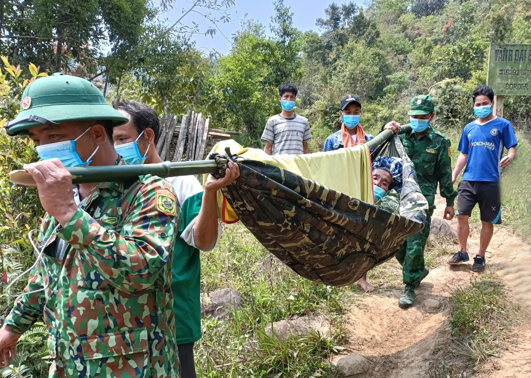 Đồn Biên phòng Ga Ry vượt rừng đưa bệnh nhân từ mốc 697 để cấp cứu tại Trung tâm y tế huyện Tây Giang. Ảnh: B.P