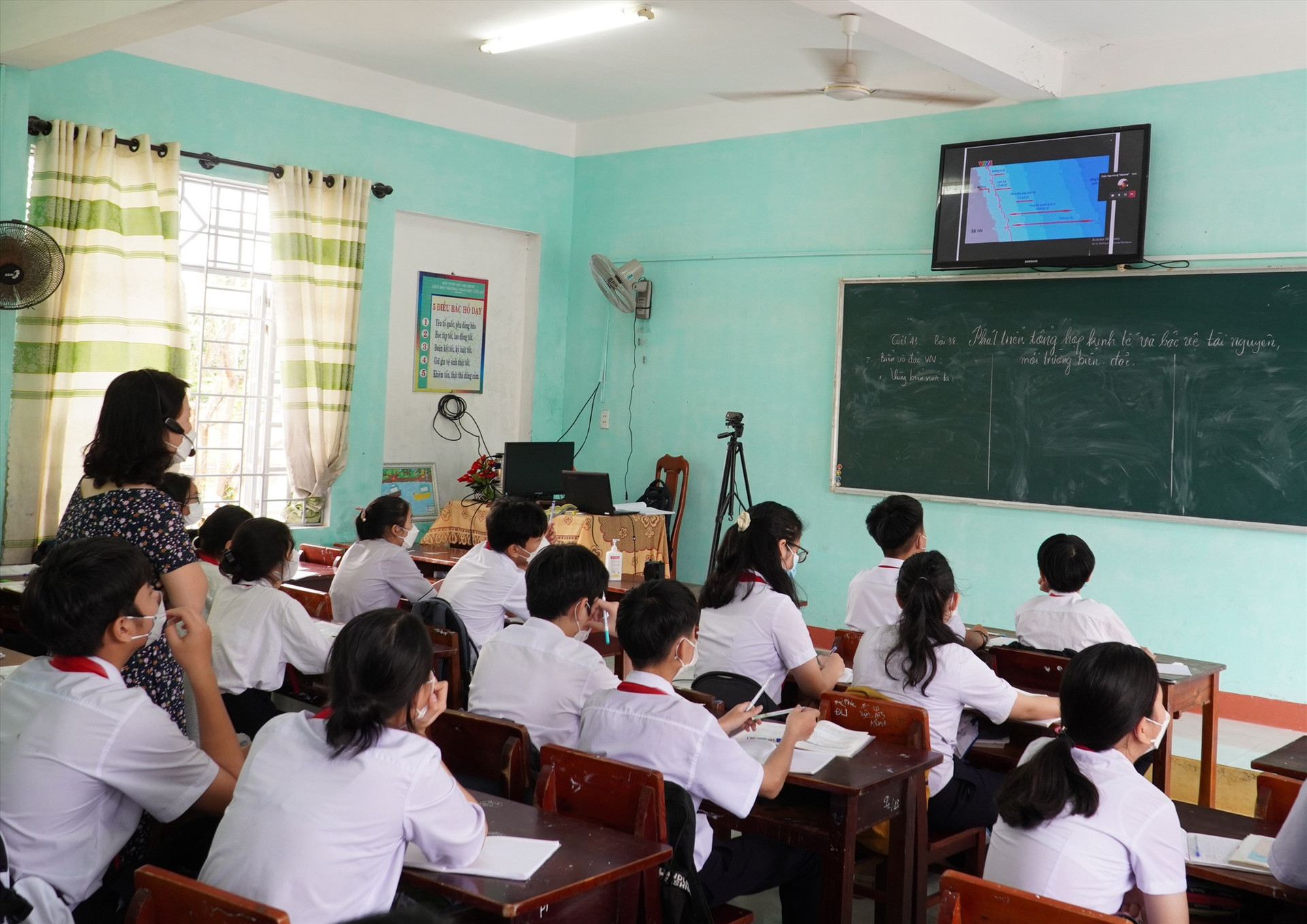 Trường THCS Chu Văn An đầu tư trang thiết bị, giúp giáo viên đồng thời dạy tập trung và dạy trực tuyến. Ảnh: HỒ QUÂN