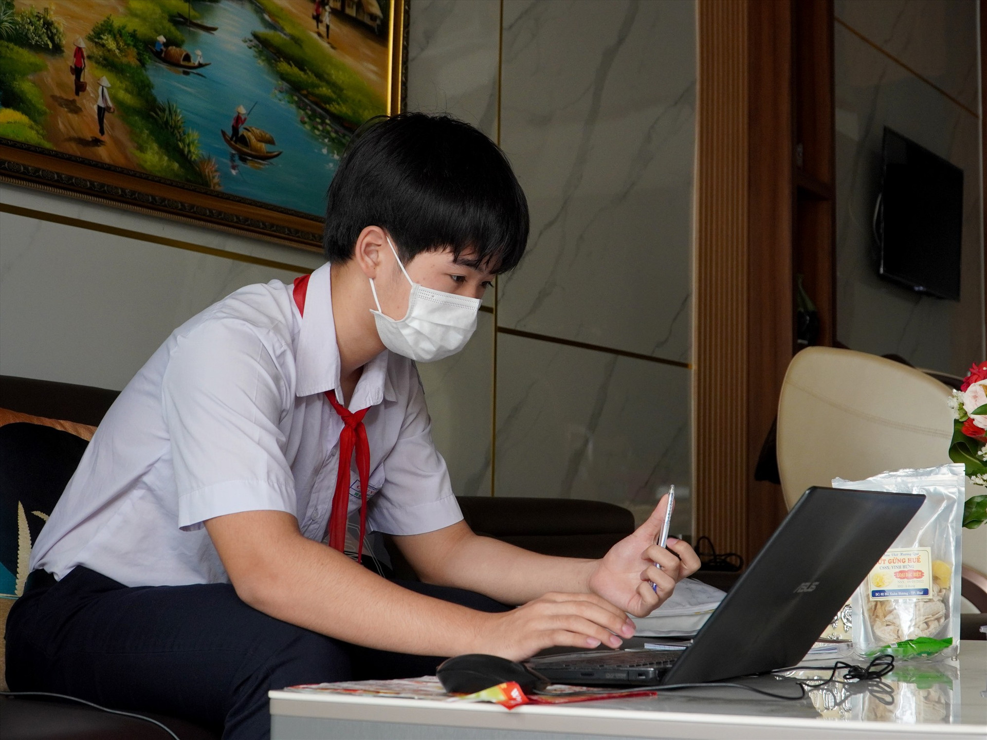 Một học sinh Trường THCS Chu Văn An học trực tuyến tại nhà. Ảnh: HỒ QUÂN