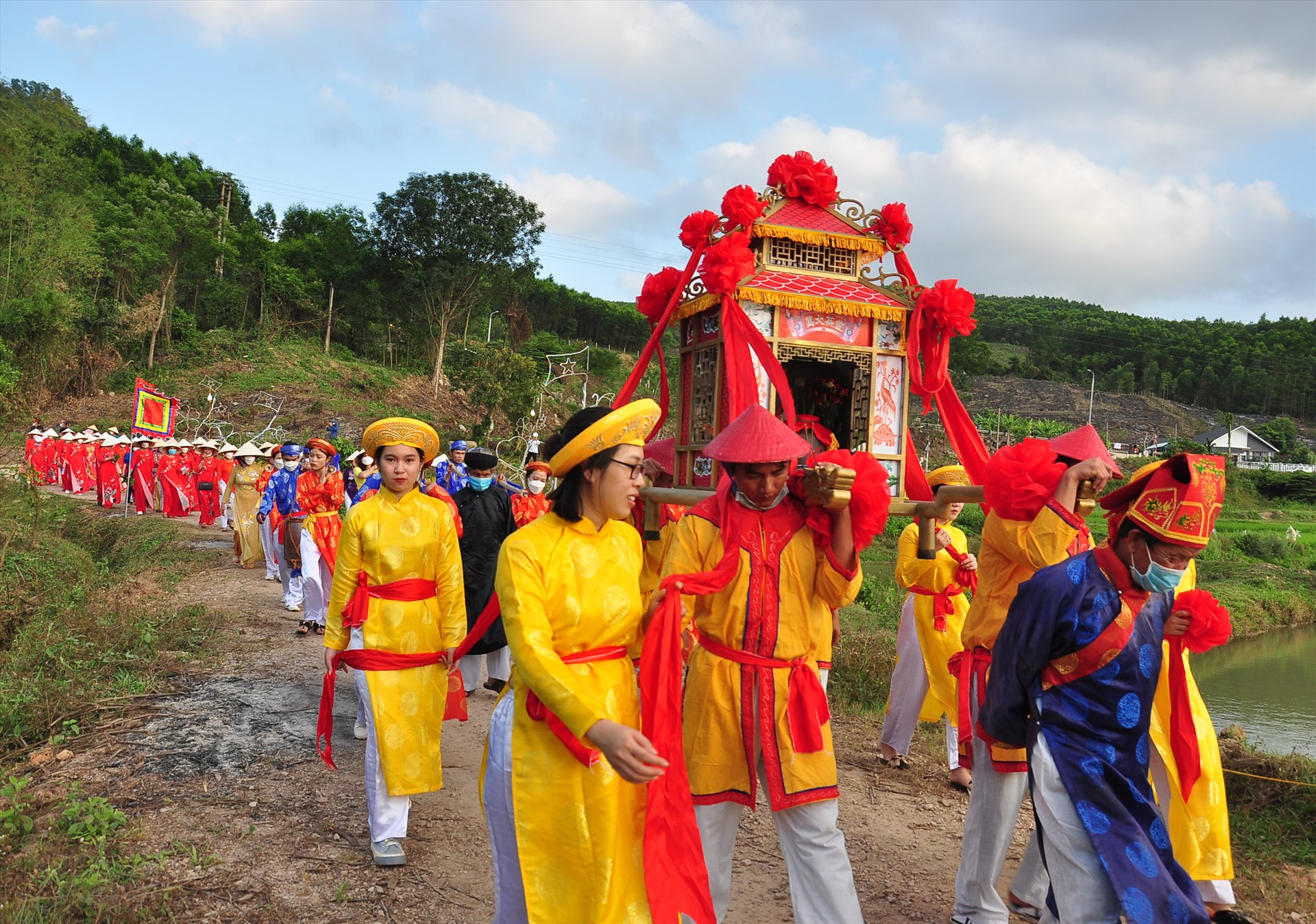 Nhiều nghi lễ truyền thống đặc sắc được tổ chức tại Lễ hội Bà Thu Bồn. Ảnh: SỰ - ANH
