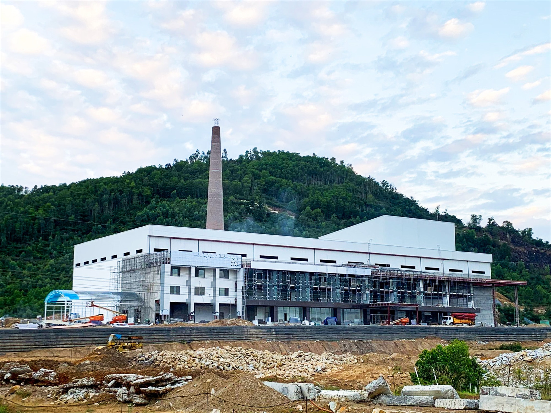 Nhà máy xử lý chất thải rắn sinh hoạt Bắc Quảng Nam đã hoàn thiện nhiều hạng mục. Ảnh: T.C