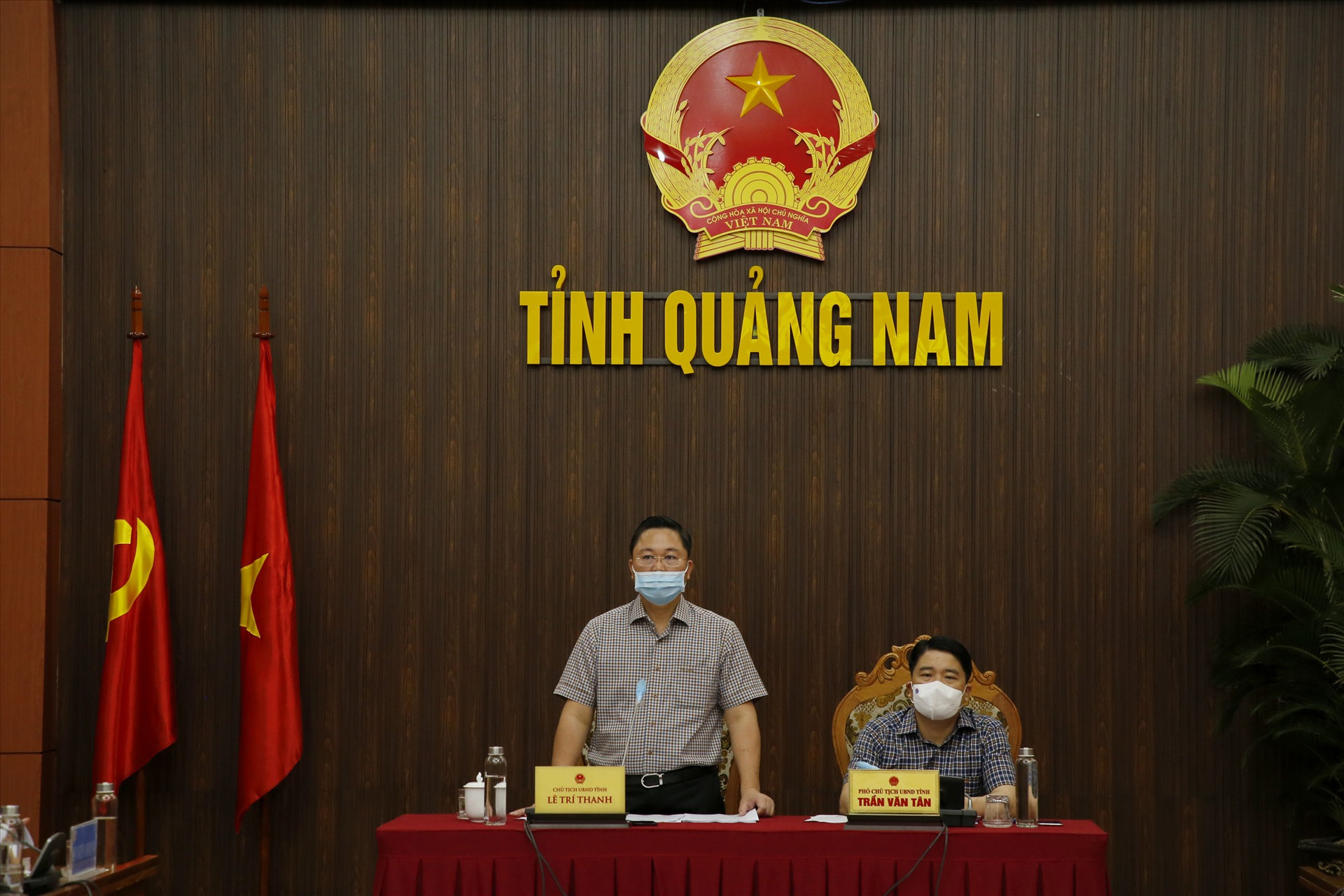 Chủ tịch UBND tỉnh Lê Trí Thanh yêu cầu phải đảm bảo chặt chẽ quy định của pháp luật trong cấp giấy phép vật liệu xây dựng thông thường. Ảnh: T.C