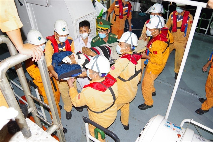 Lực lượng cứu nạn tiếp cận, đưa thuyền viên lên tàu SAR27-01. Ảnh: B.P