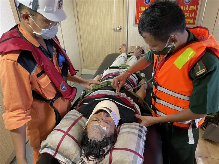 Quân y Bộ đội Biên phòng tỉnh Khánh Hòa cấp cứu nạn nhân trên tàu. Ảnh: B.P