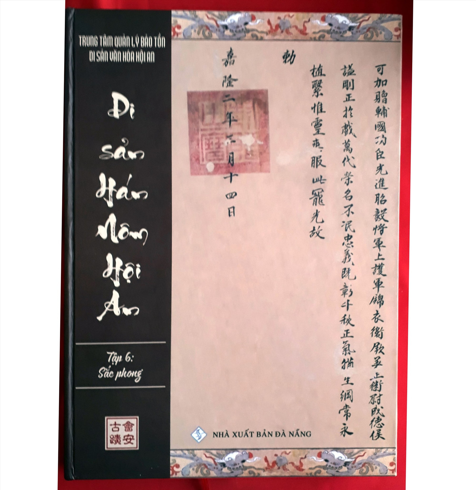 Bìa sách “Di sản Hán Nôm Hội An – tập 6: Sắc phong”.
