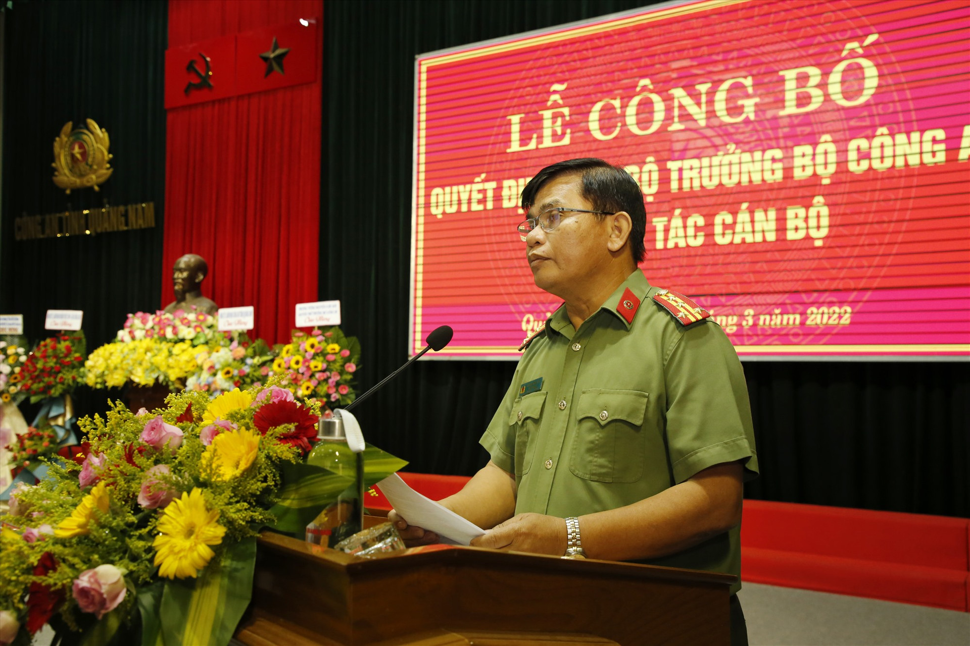Đại tá Huỳnh Sông Thu - Phó Giám đốc Công an tỉnh công bố quyết định điều động công tác đối với Trung tá Nguyễn Văn Tuấn. Ảnh: T.C